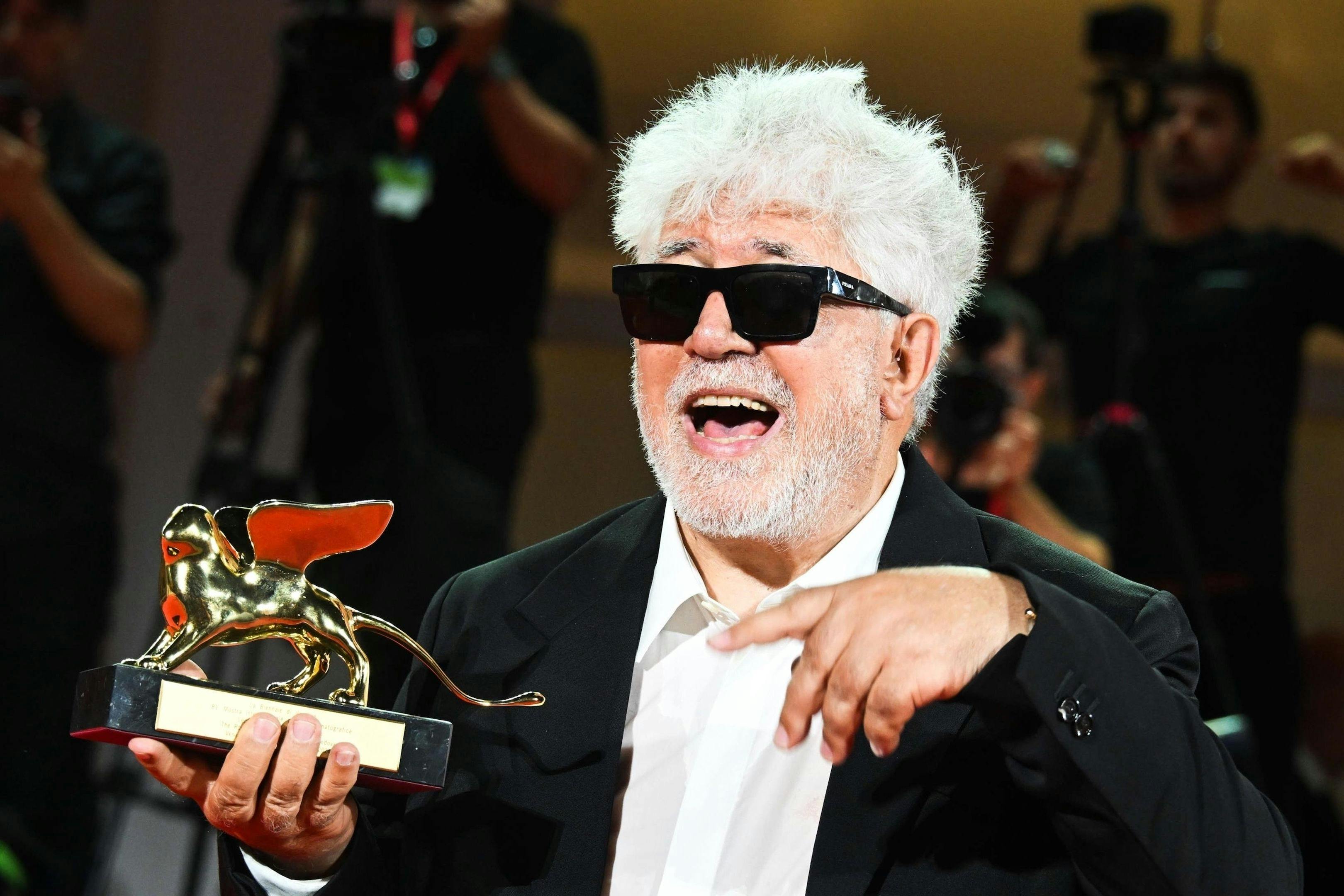 Pedro Almodóvar posa con el León de Oro de la Mostra de Venecia 2024 por 'La habitación de al lado'