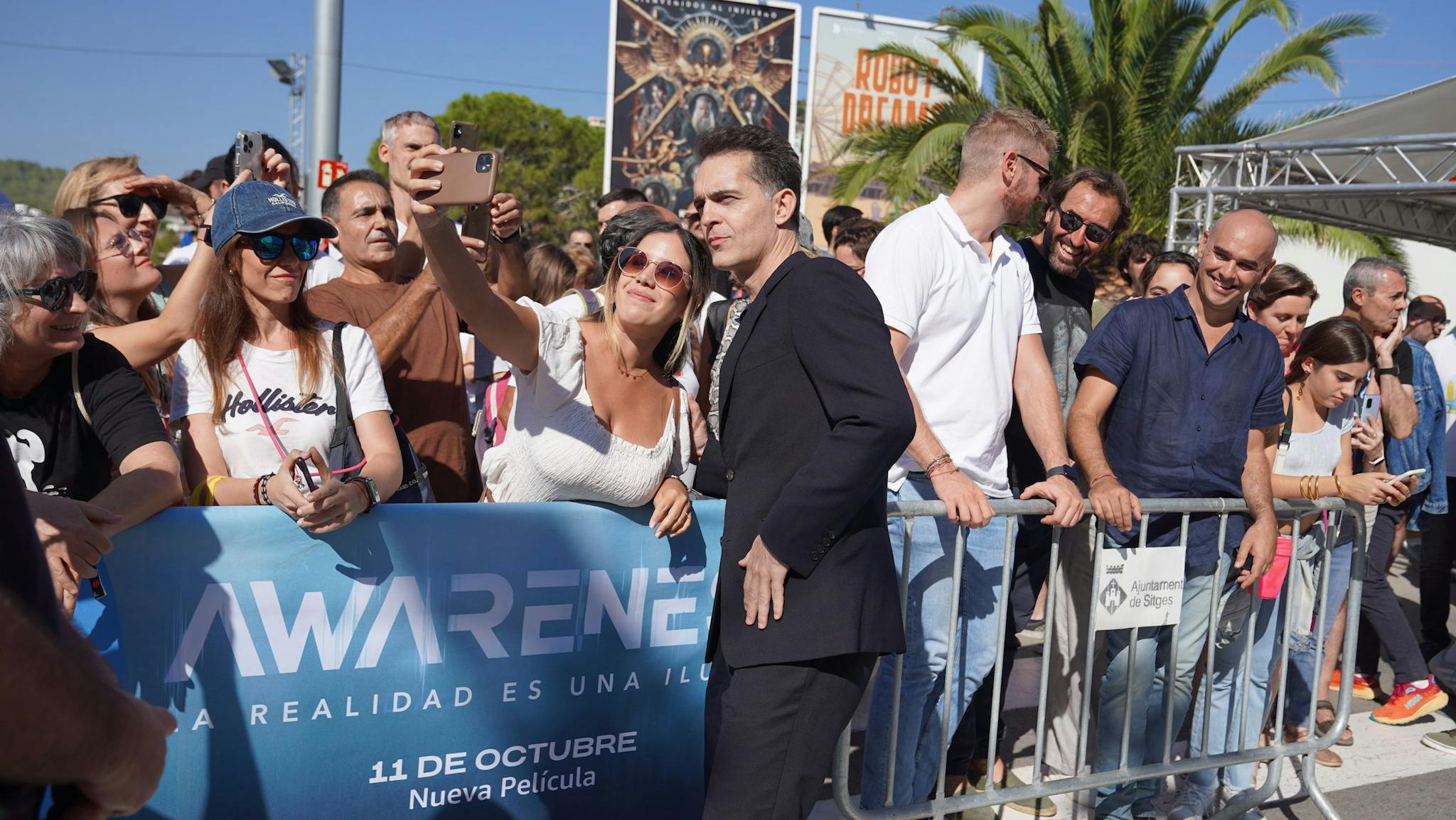 El actor Pedro Alonso se fotografía con una fan en la alfombra roja de 'Awareness'