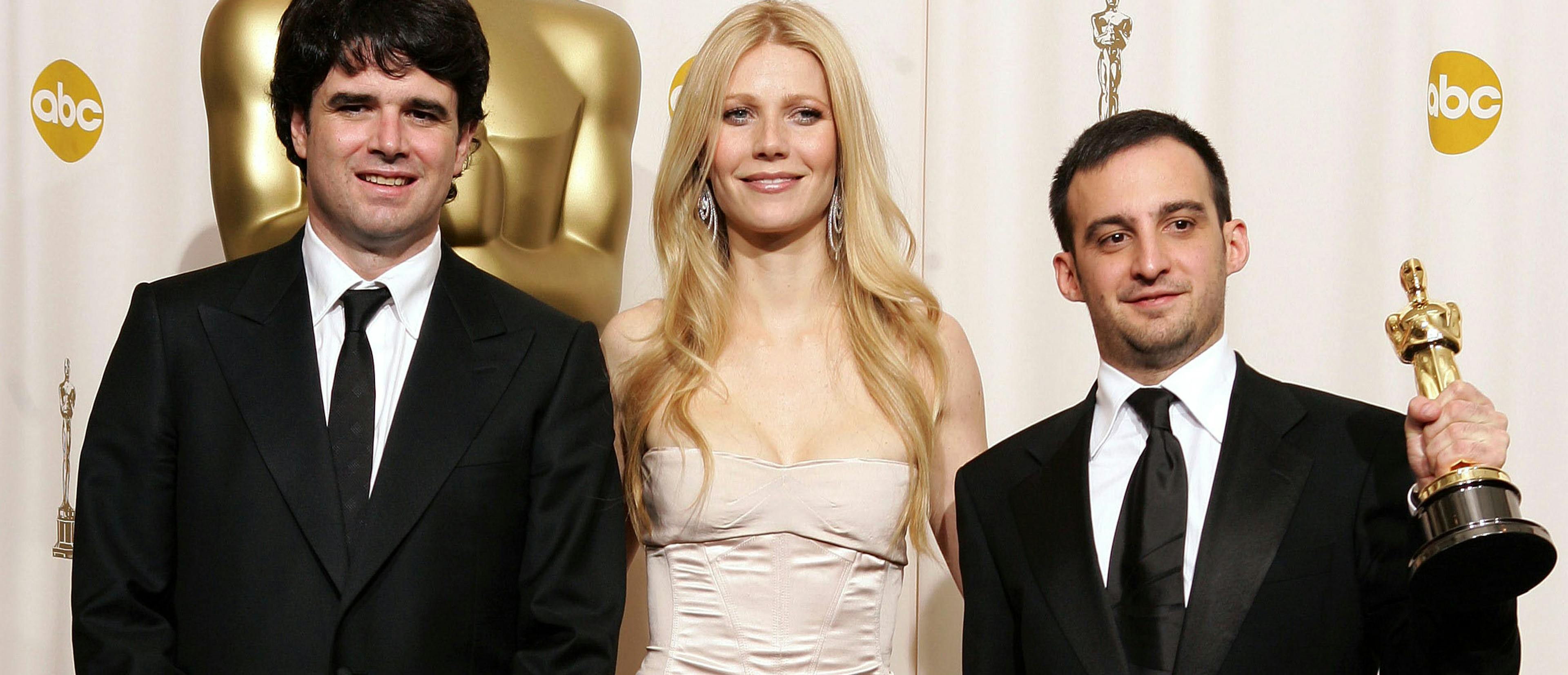 El productor Fernando Bovaira, la actriz Gwyneth Paltrow y el director Alejandro Amenabar posan con el Oscar para 'Mar adentro' en 2005