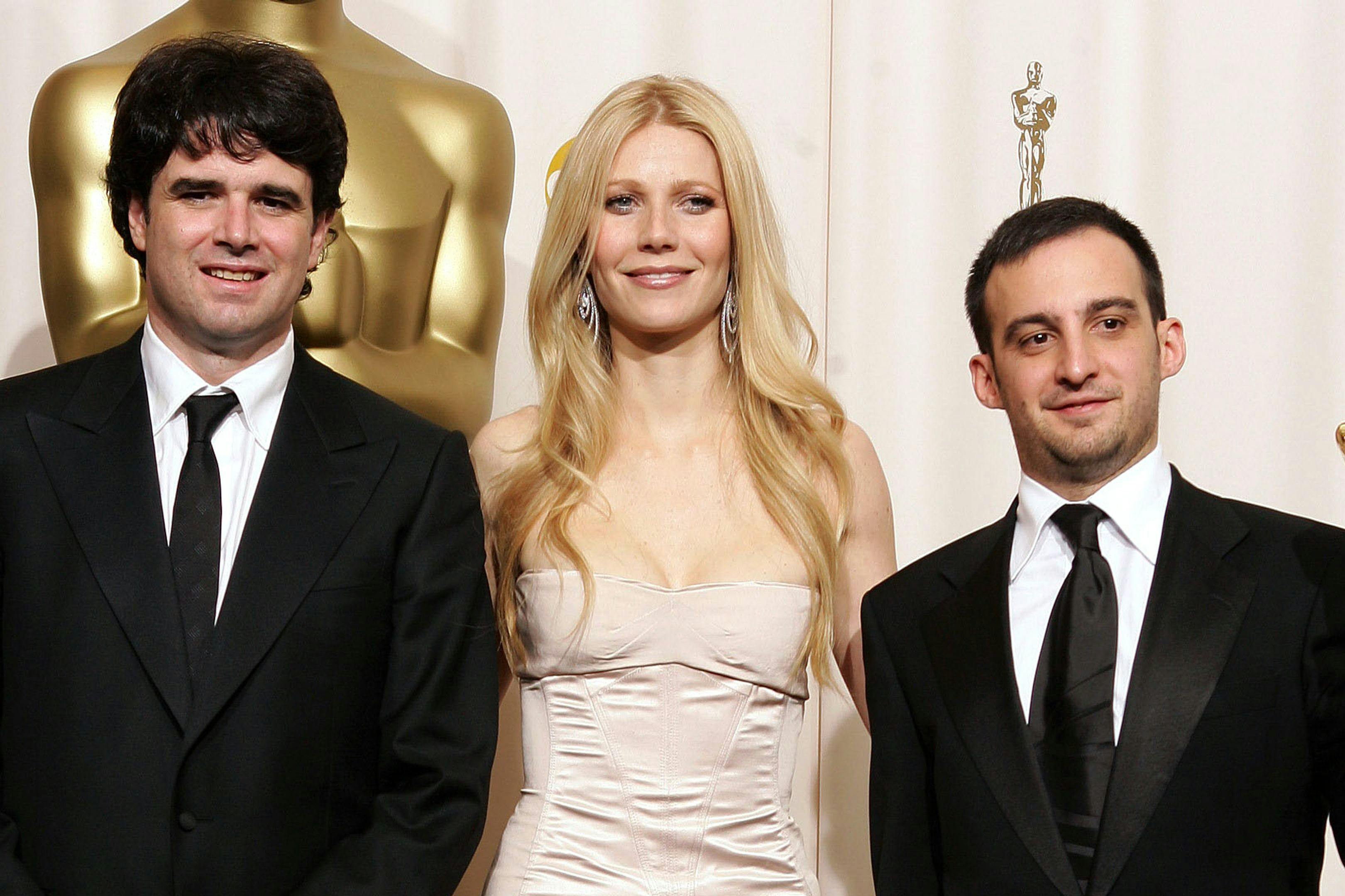 El productor Fernando Bovaira, la actriz Gwyneth Paltrow y el director Alejandro Amenabar posan con el Oscar para 'Mar adentro' en 2005