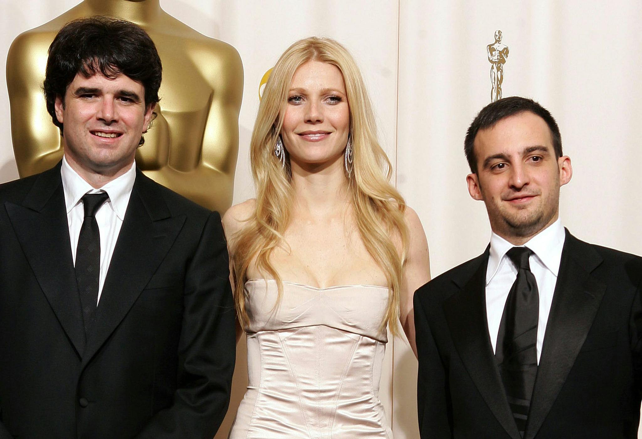 El productor Fernando Bovaira, la actriz Gwyneth Paltrow y el director Alejandro Amenabar posan con el Oscar para 'Mar adentro' en 2005