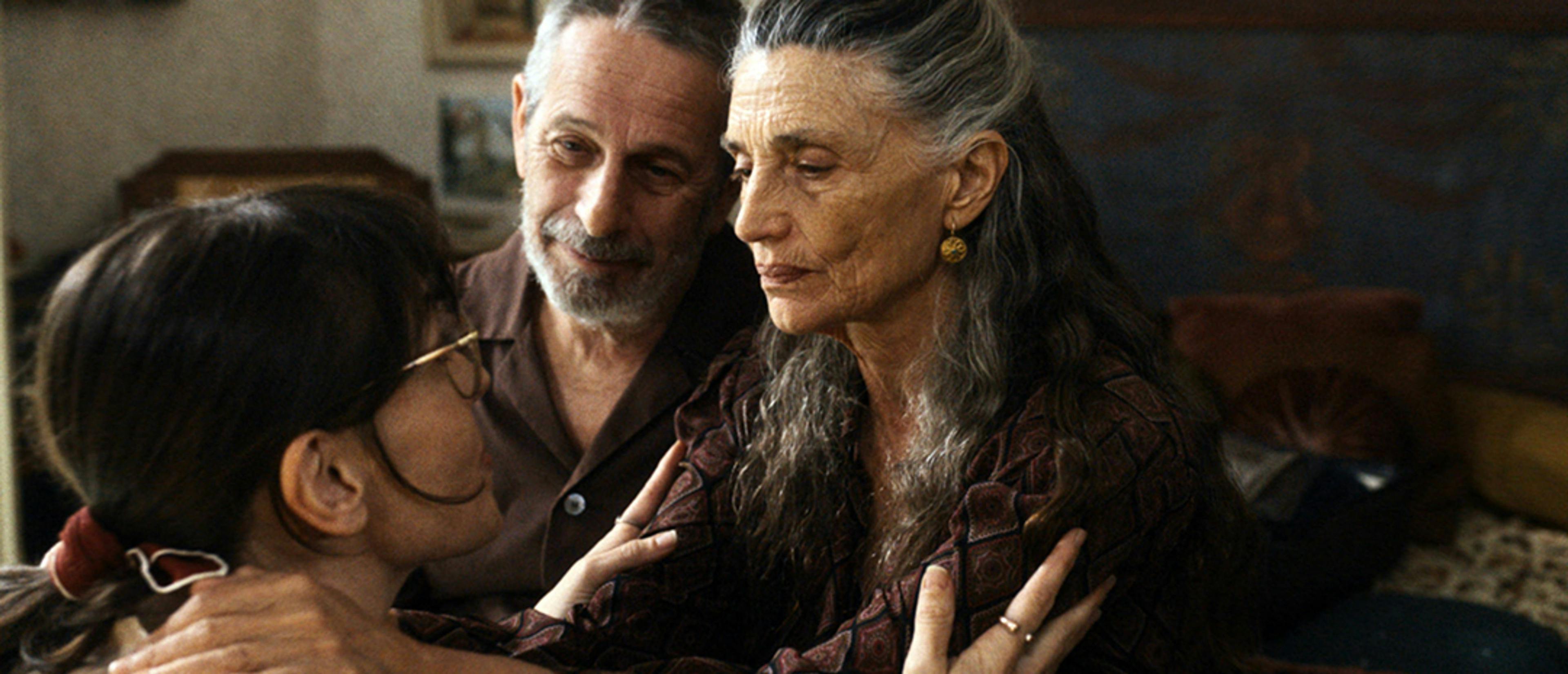 Mònica Almirall, Alfredo Castro y Ángela Molina en un fotograma promocional de 'Polvo serán', de Carlos Marqués-Marcet