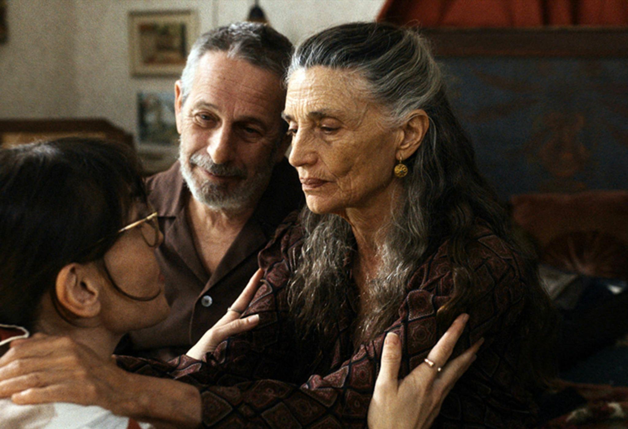 Mònica Almirall, Alfredo Castro y Ángela Molina en un fotograma promocional de 'Polvo serán', de Carlos Marqués-Marcet