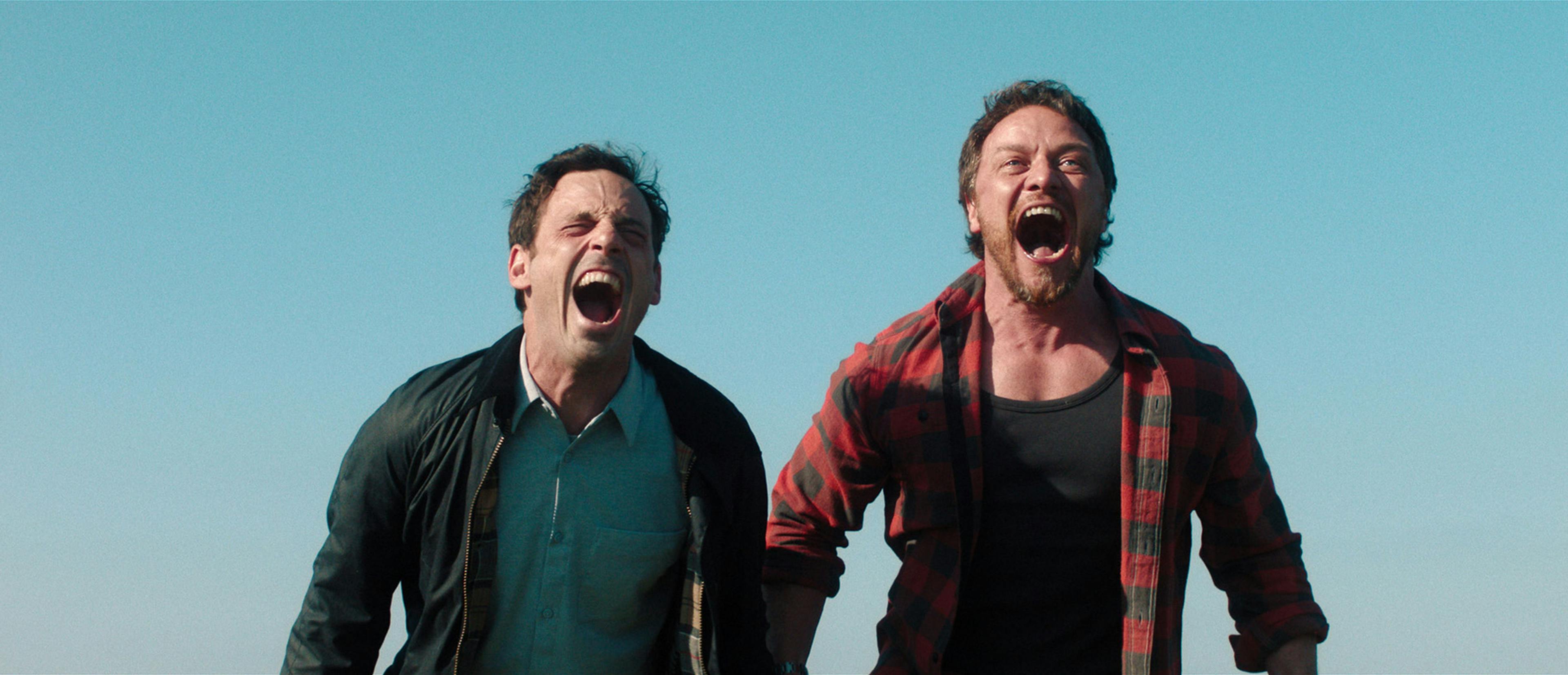 Scoot McNairy y James McAvoy liberan tensión en un fotograma promocional de 'No hables con extraños'