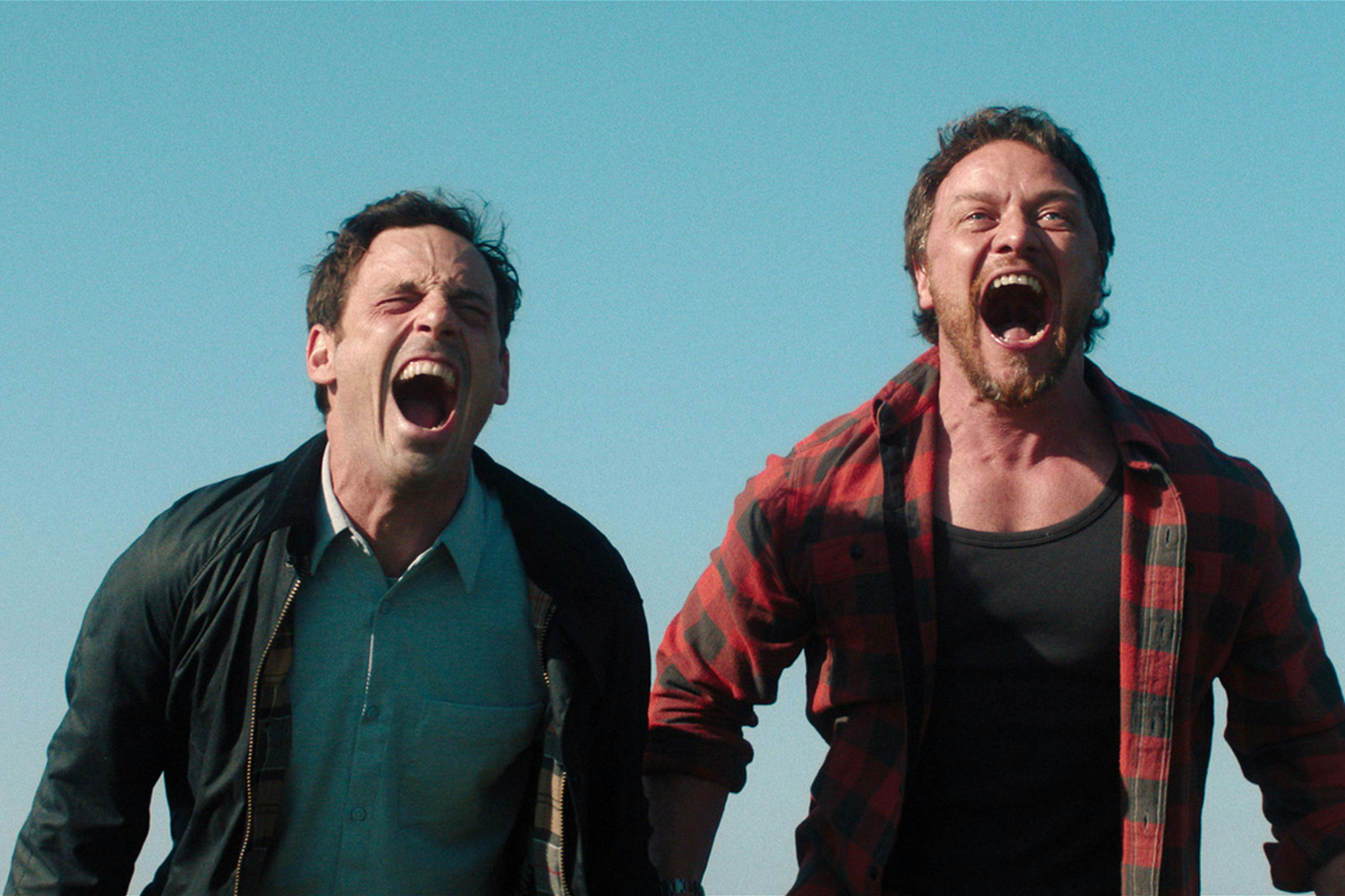 Scoot McNairy y James McAvoy liberan tensión en un fotograma promocional de 'No hables con extraños'