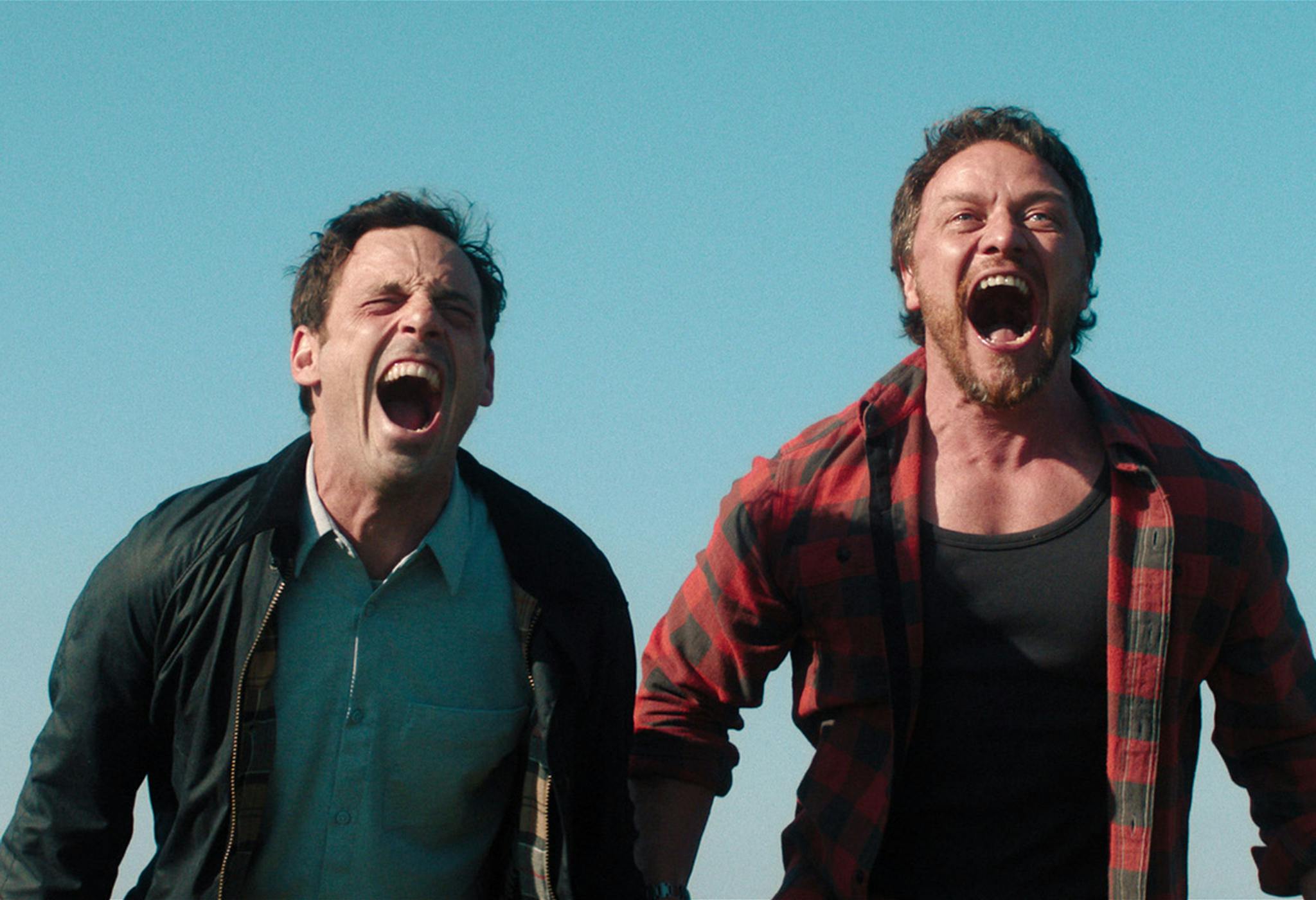 Scoot McNairy y James McAvoy liberan tensión en un fotograma promocional de 'No hables con extraños'