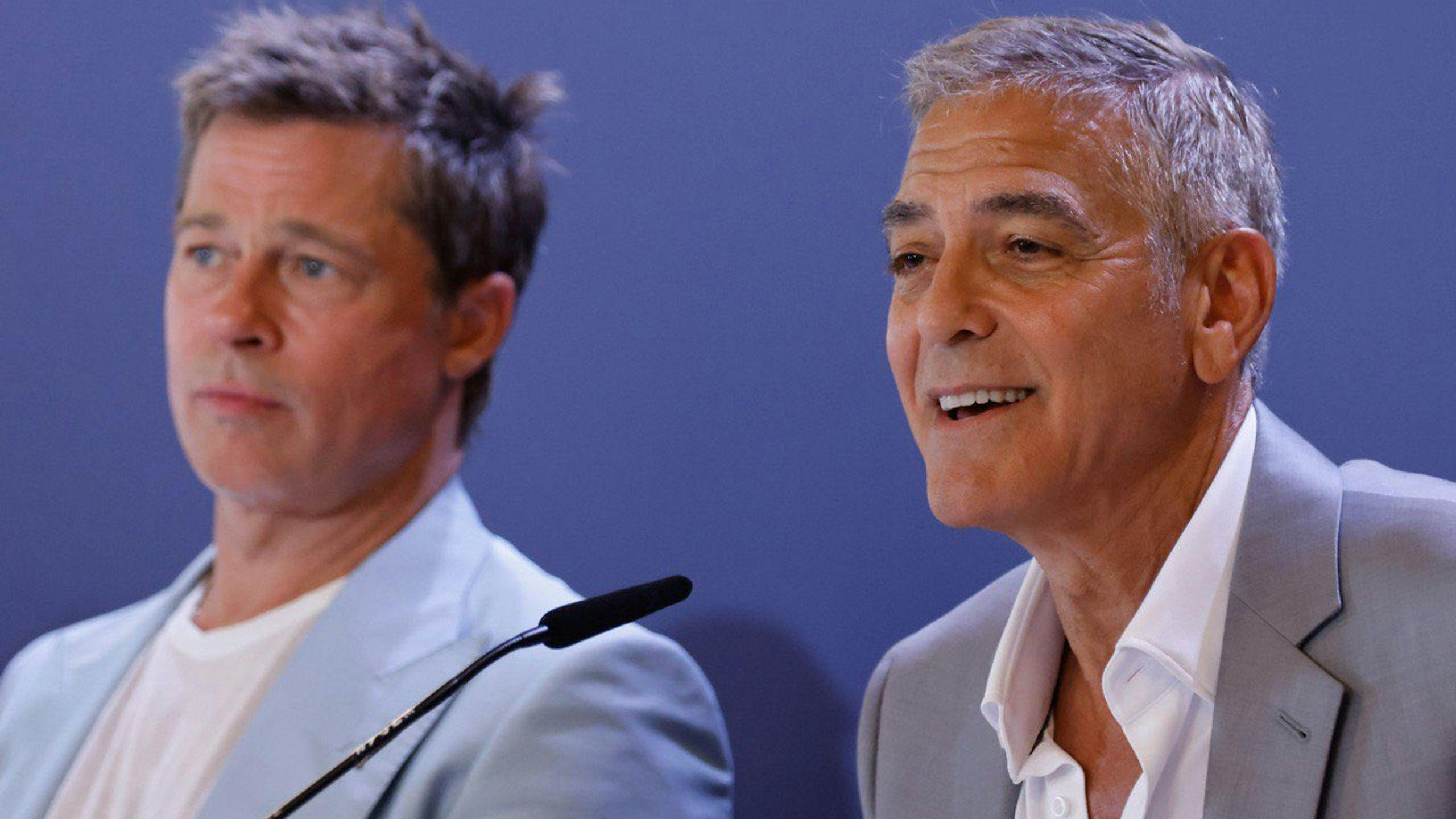 George Clooney y Brad Pitt en la rueda de prensa de 'Wolfs' en el Festival de Venecia