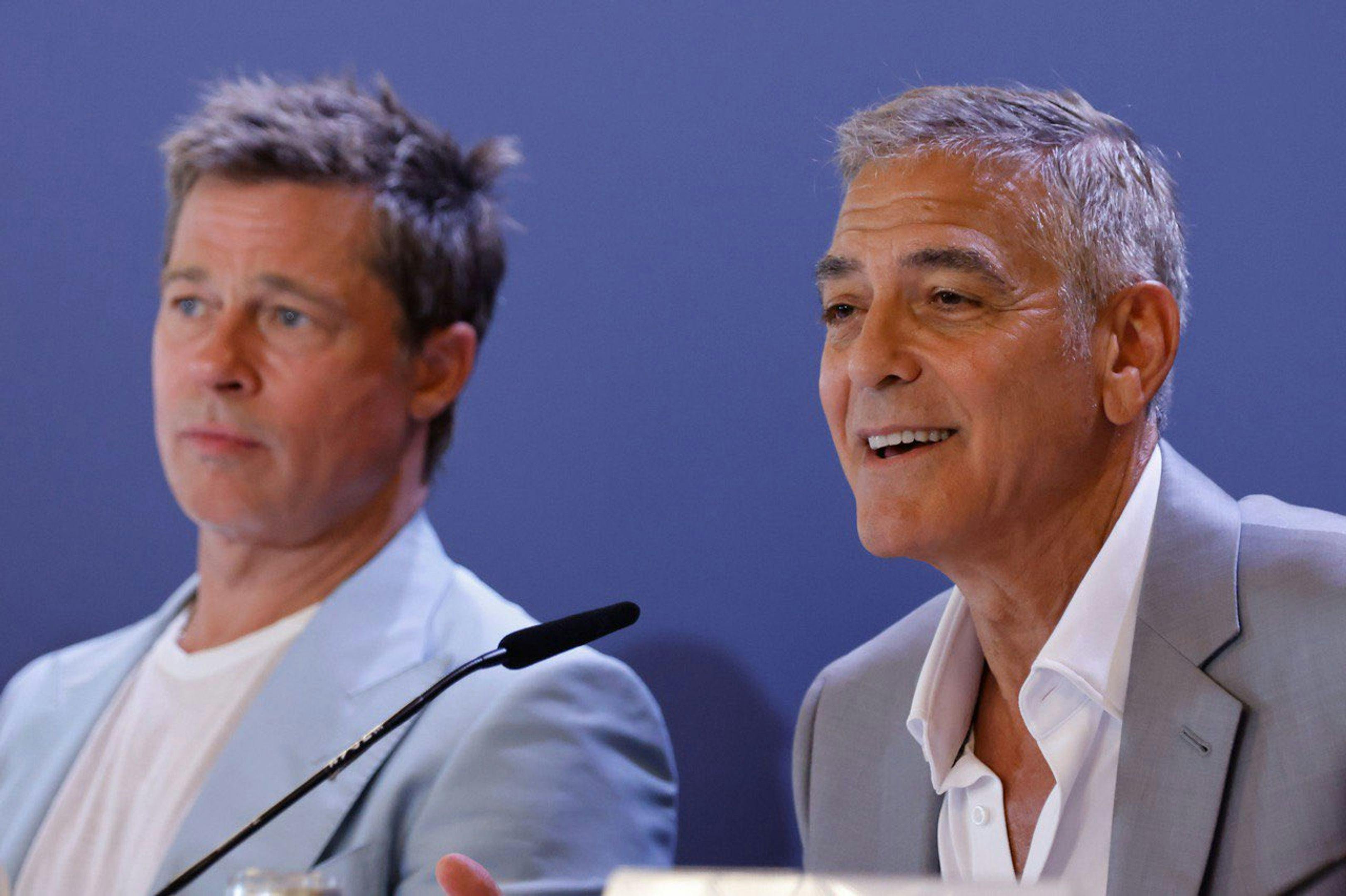 George Clooney y Brad Pitt en la rueda de prensa de 'Wolfs' en el Festival de Venecia