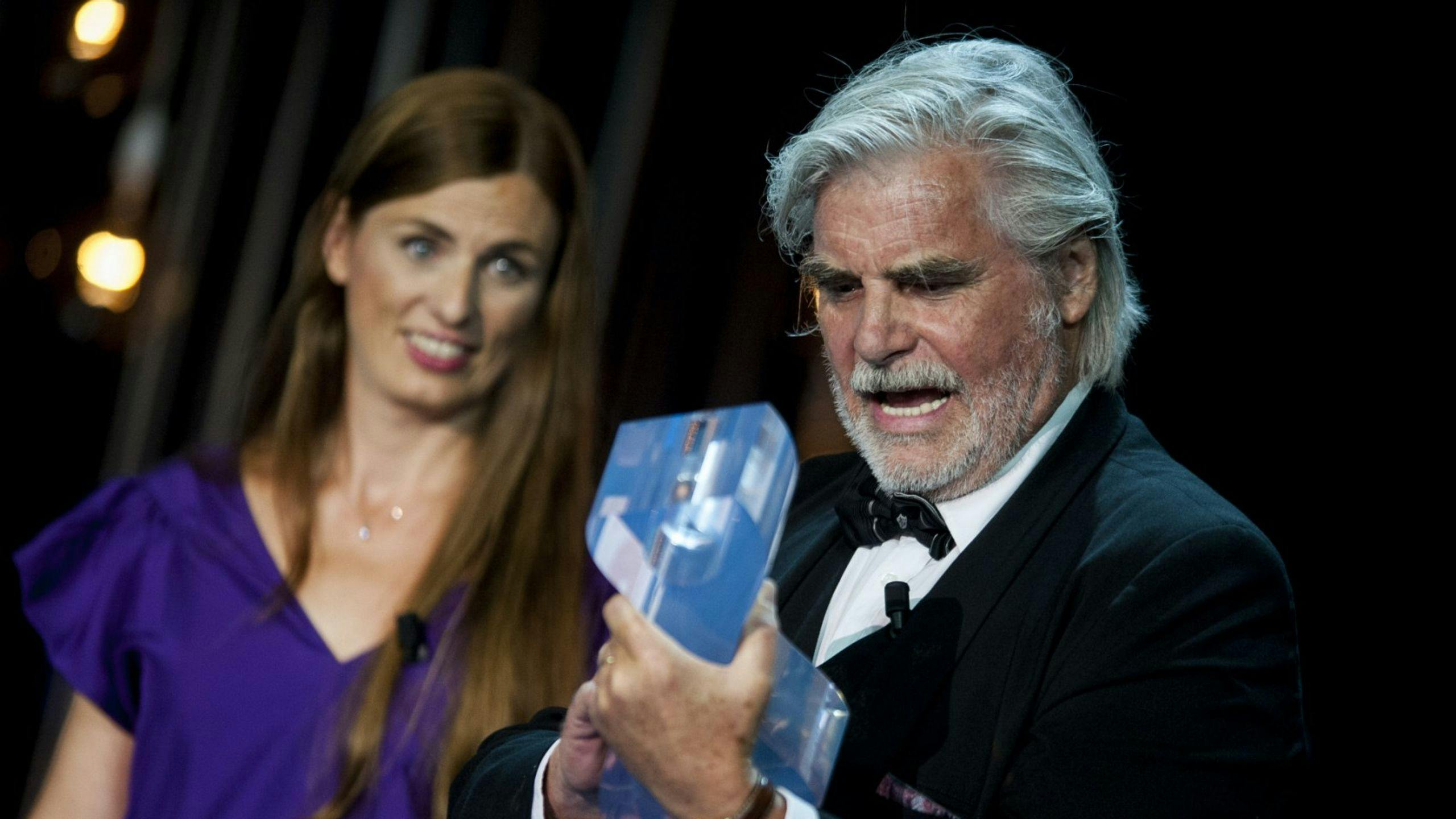 El actor Peter Simonischek recoge su Premio del Cine Europeo al mejor actor por 'Toni Erdmann'.