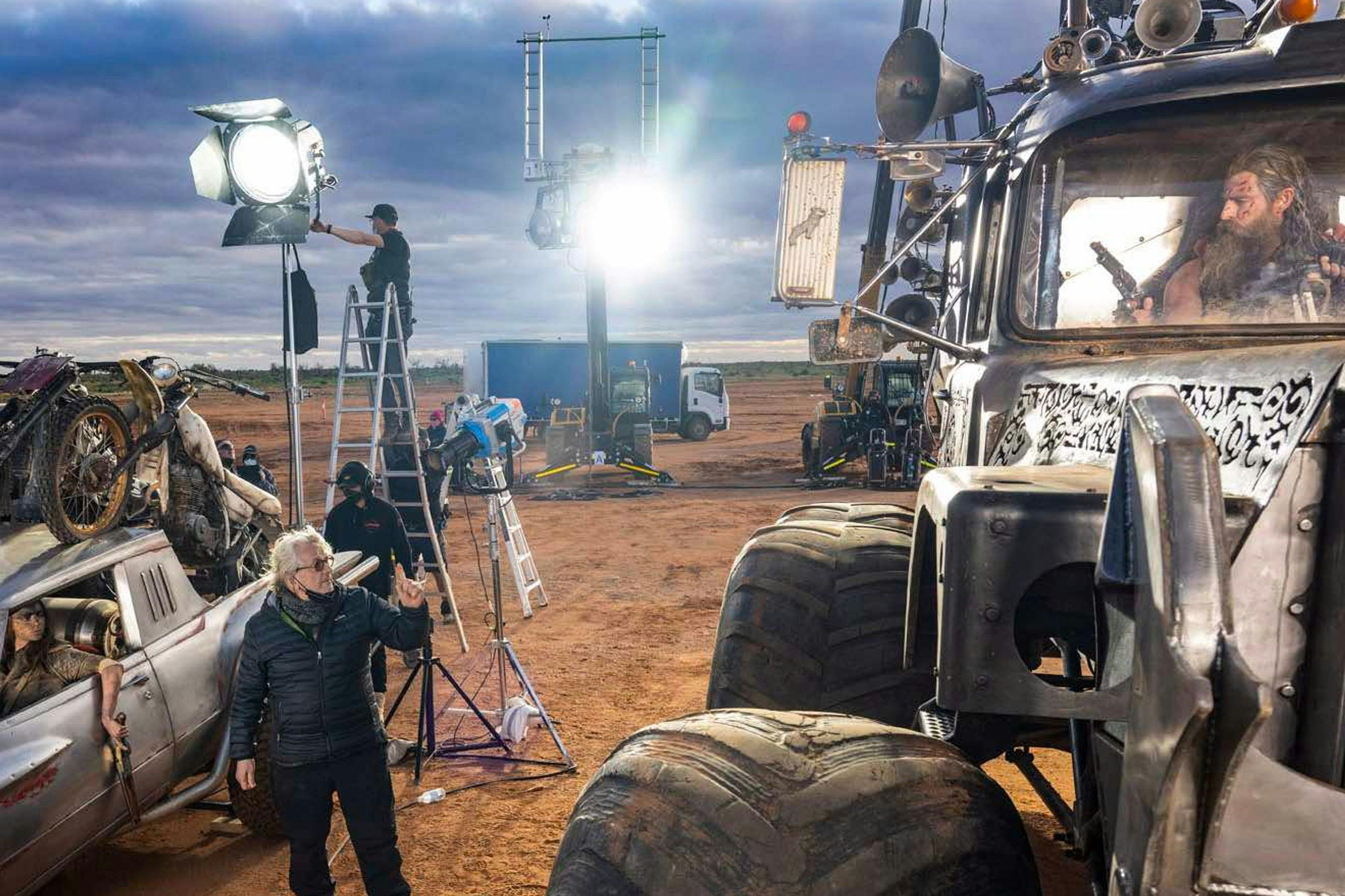 El director George Miller y el actor Chris Hemsworth, detrás de las cámaras de 'Furiosa'