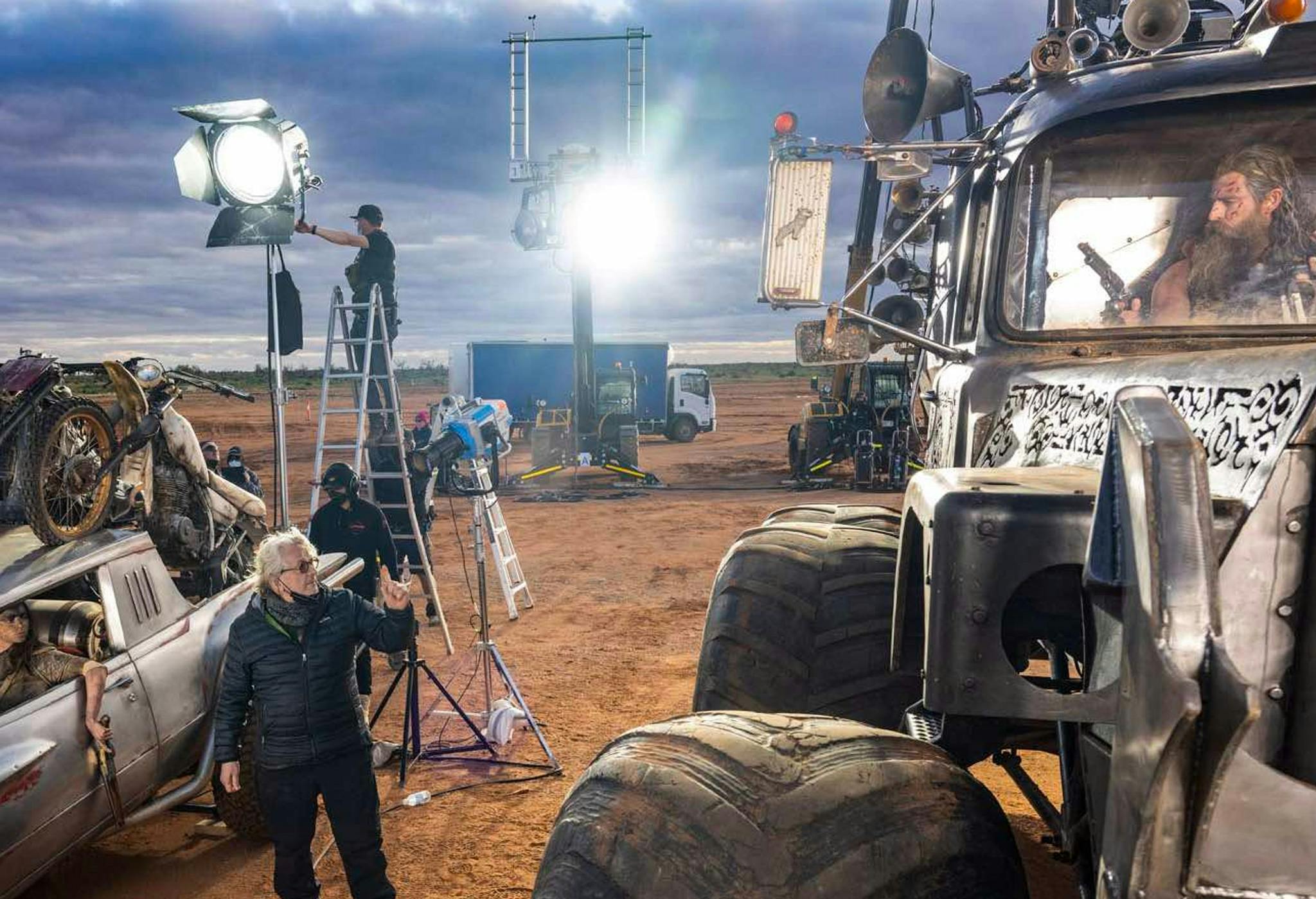 El director George Miller y el actor Chris Hemsworth, detrás de las cámaras de 'Furiosa'
