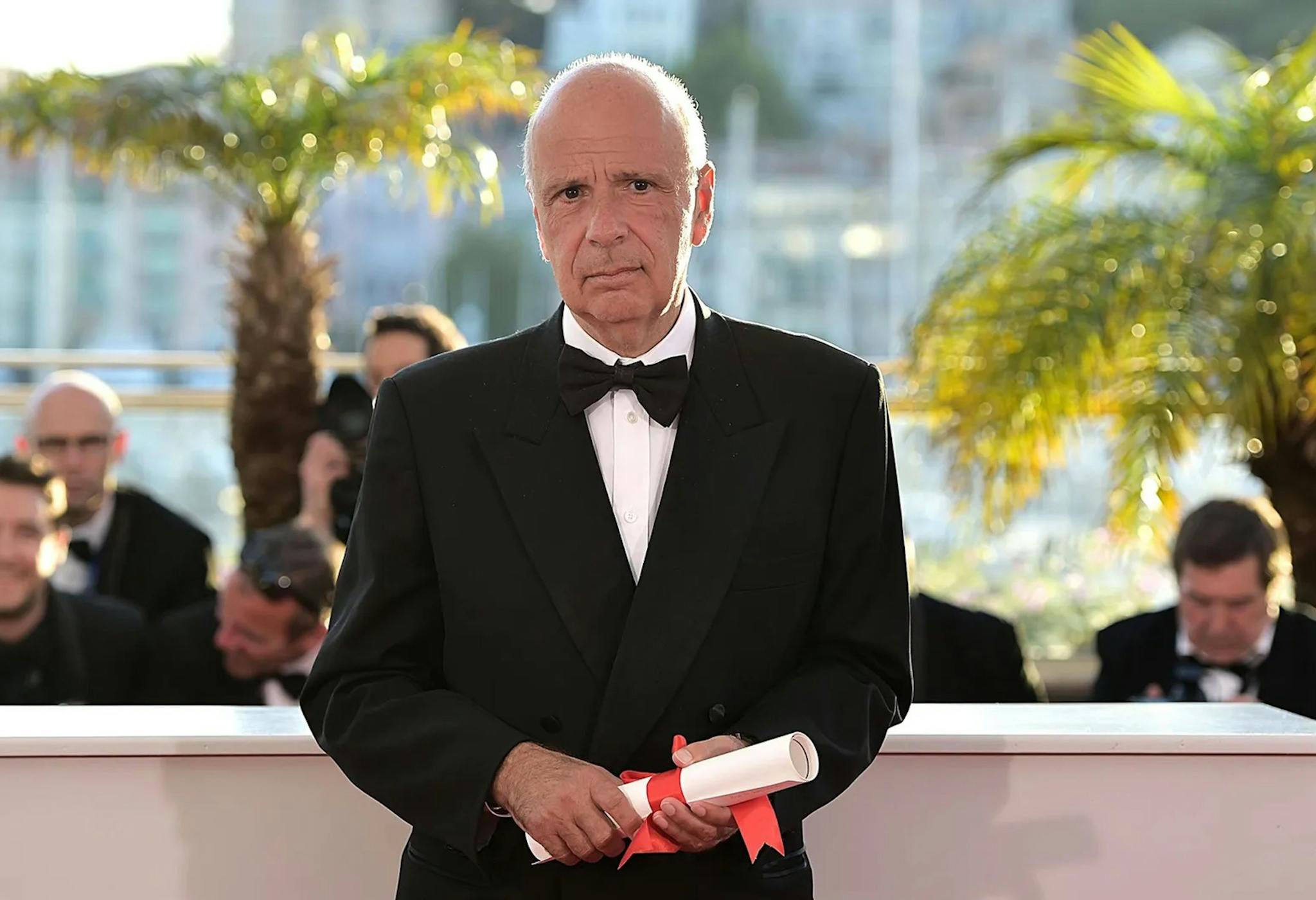 El productor Alain Sarde recogiendo un premio en el Festival de Cannes por 'Adiós al lenguaje' en nombre de Jean-Luc Godard