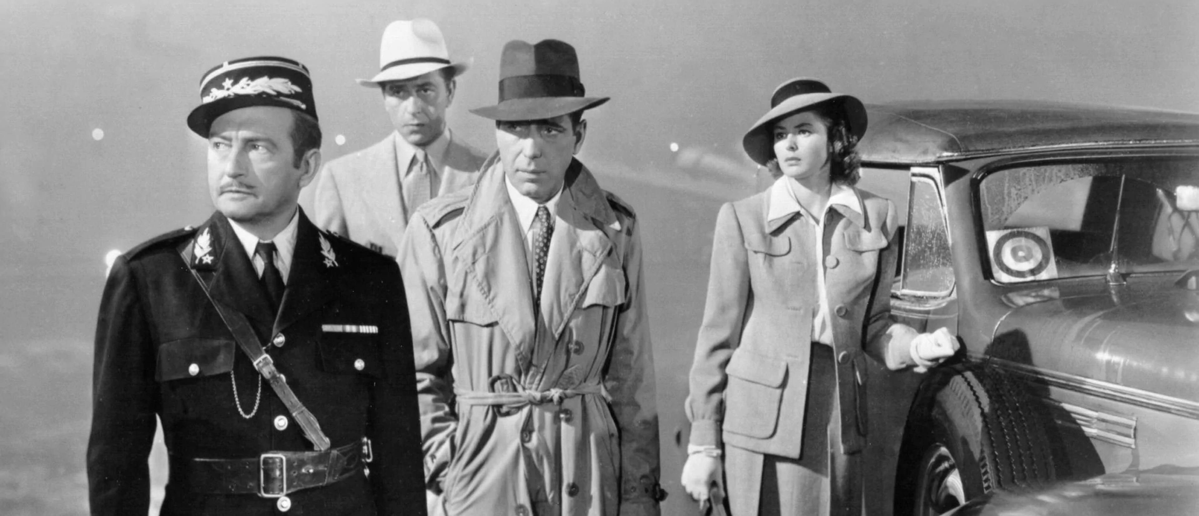 Los actores Claude Rains (i), Paul Henreid, Humphrey Bogart e Ingrid Bergman (d), en la mítica escena del aeropuerto de 'Casablanca'