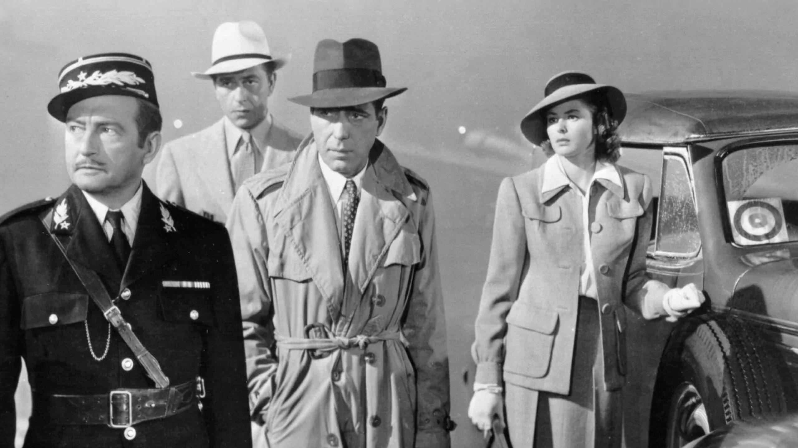 Los actores Claude Rains (i), Paul Henreid, Humphrey Bogart e Ingrid Bergman (d), en la mítica escena del aeropuerto de 'Casablanca'