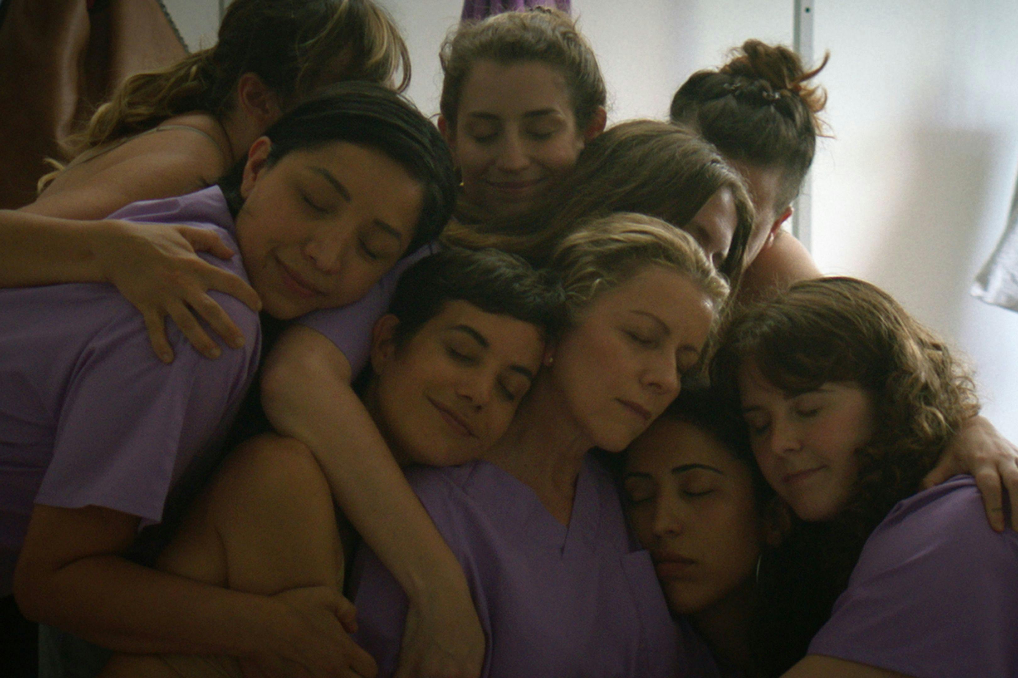 Eva Llorach (en el centro) rodeada de parte del reparto femenino de 'Un lugar común', en un fotograma promocional de la película