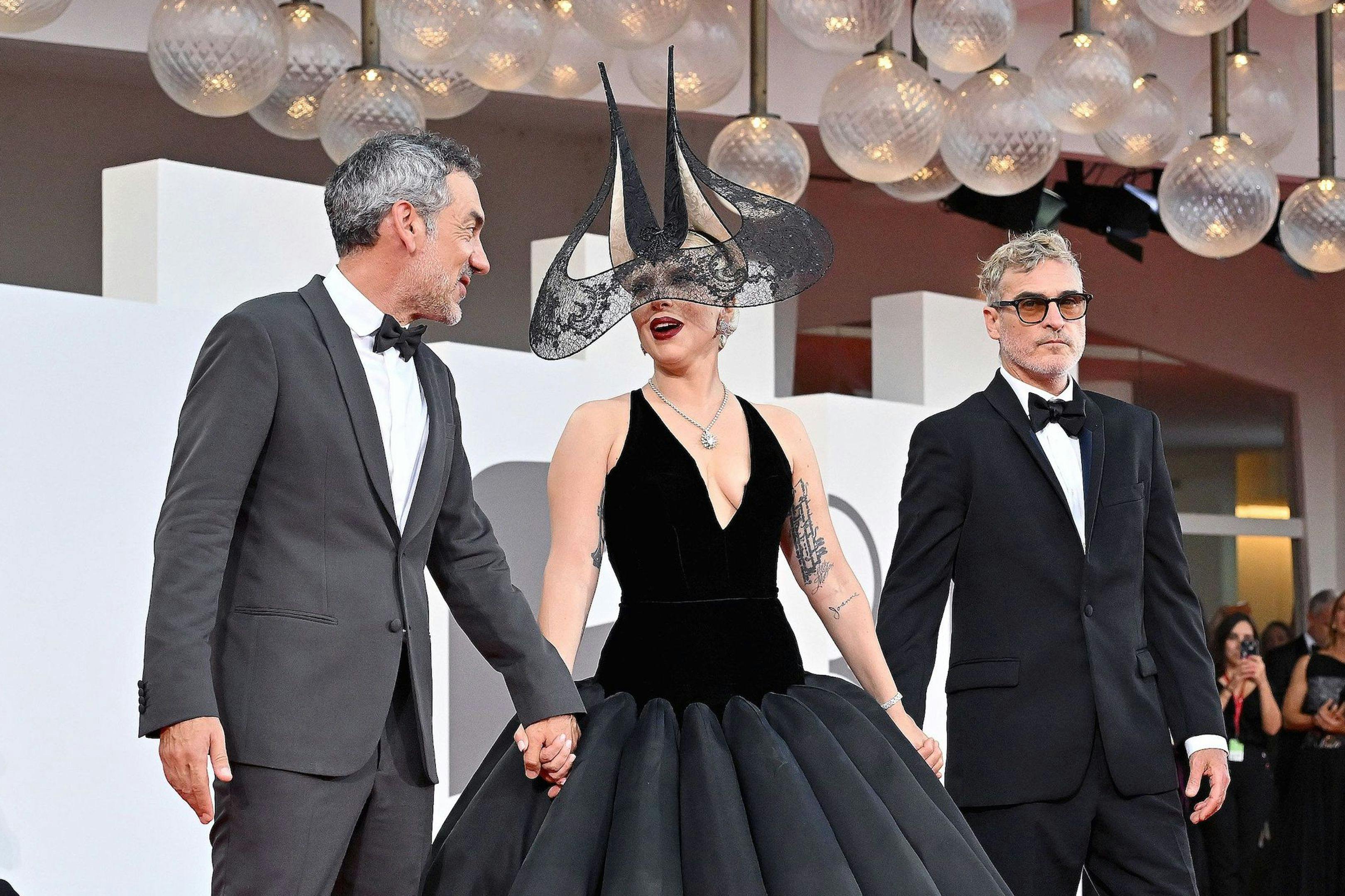 El director Todd Phillips, junto a los actores Lady Gaga y Joaquin Phoenix, en la alfombra roja de 'Joker: Folie à deux' en la Mostra de Venecia 2024