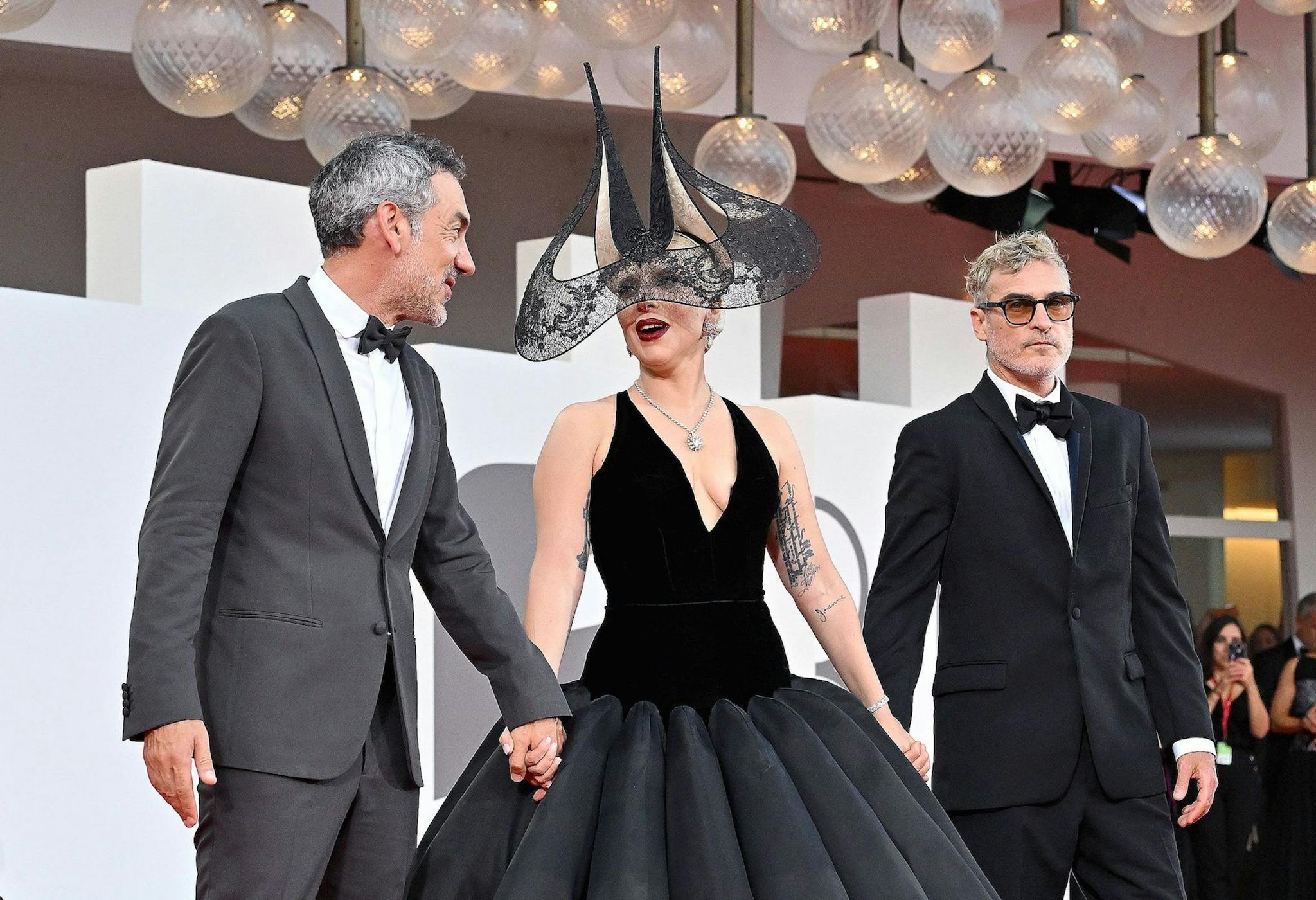 El director Todd Phillips, junto a los actores Lady Gaga y Joaquin Phoenix, en la alfombra roja de 'Joker: Folie à deux' en la Mostra de Venecia 2024