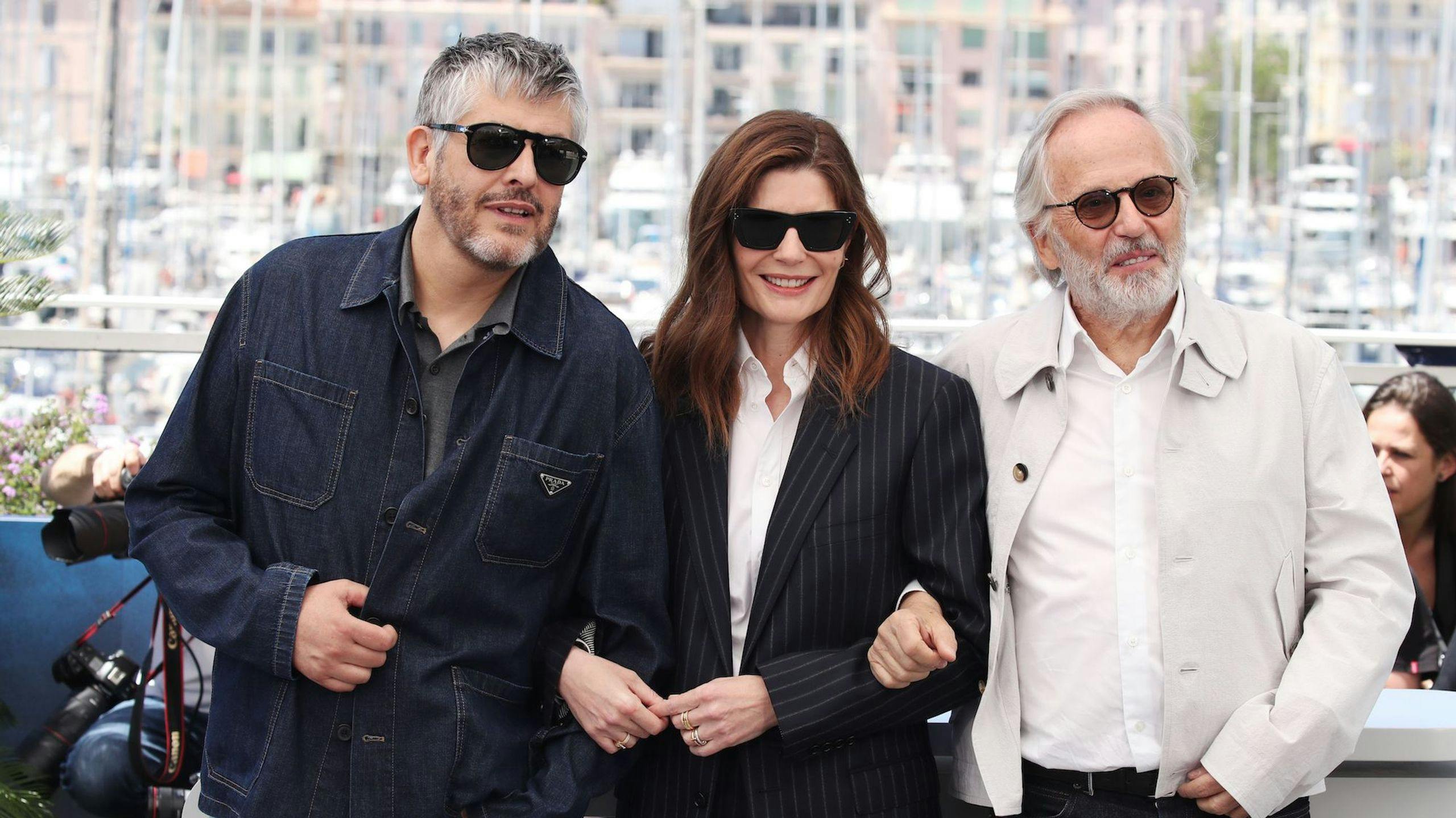 Christophe Honoré, Chiara Mastroianni y Fabrice Luchini en el photocall de 'Marcello mio' en la 77 edición de Cannes