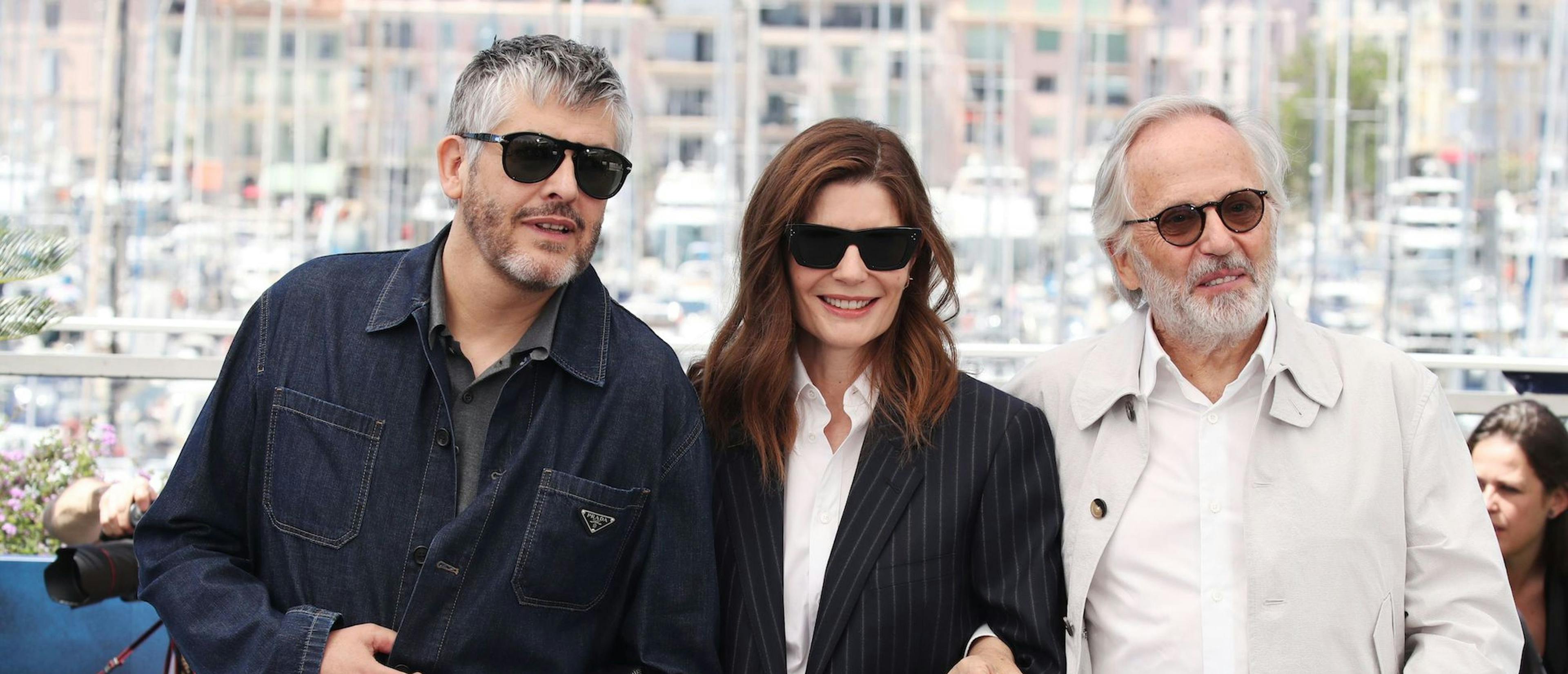Christophe Honore, Chiara Mastroianni y Fabrice Luchini en el photocall de 'Marcello Mio' en la 77 edición de Cannes