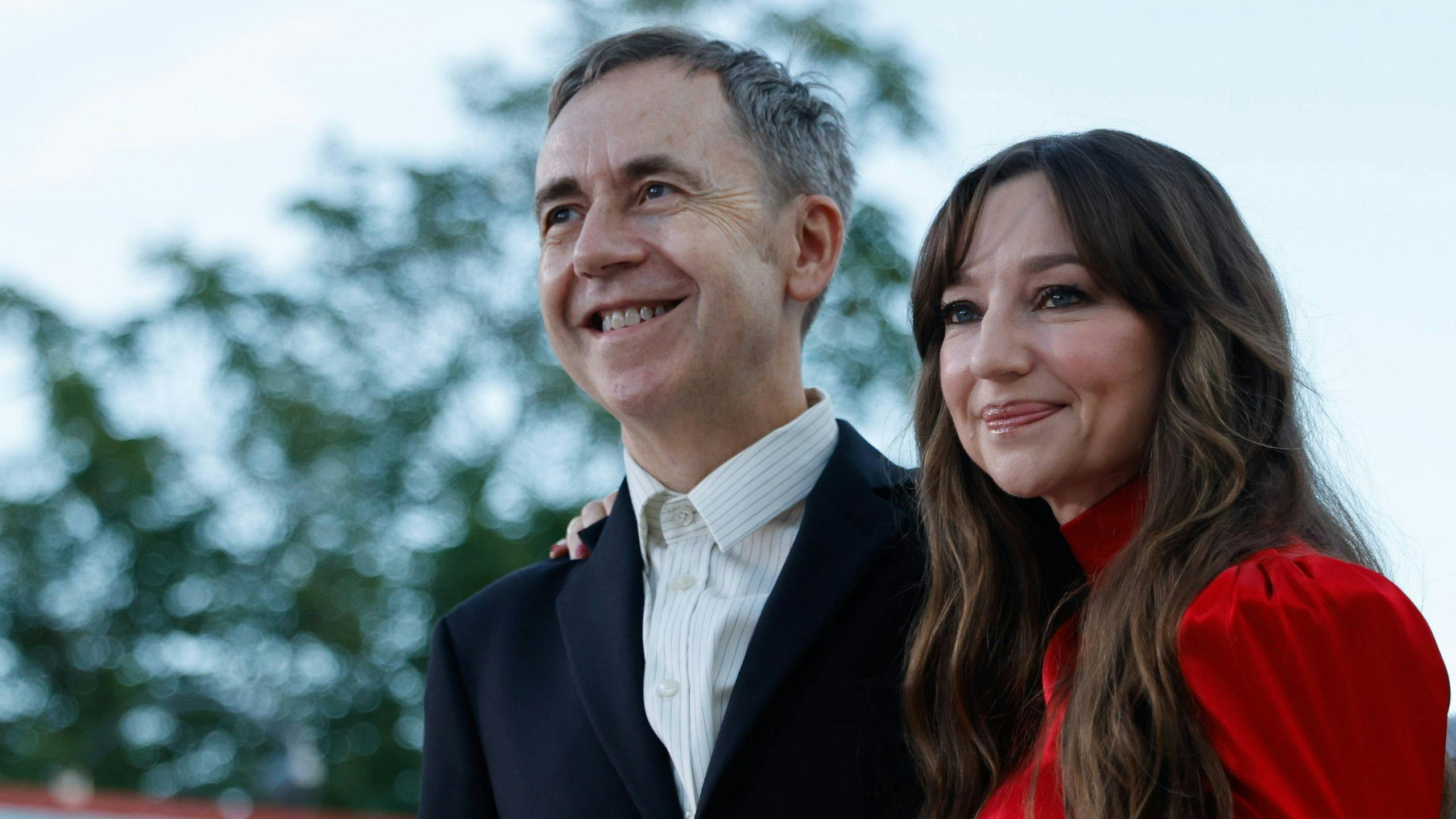 El director Dag Johan Haugerud y la actriz Andrea Bræin Hovig, en la alfombra roja de 'Love' durante la Mostra de Venecia 2024