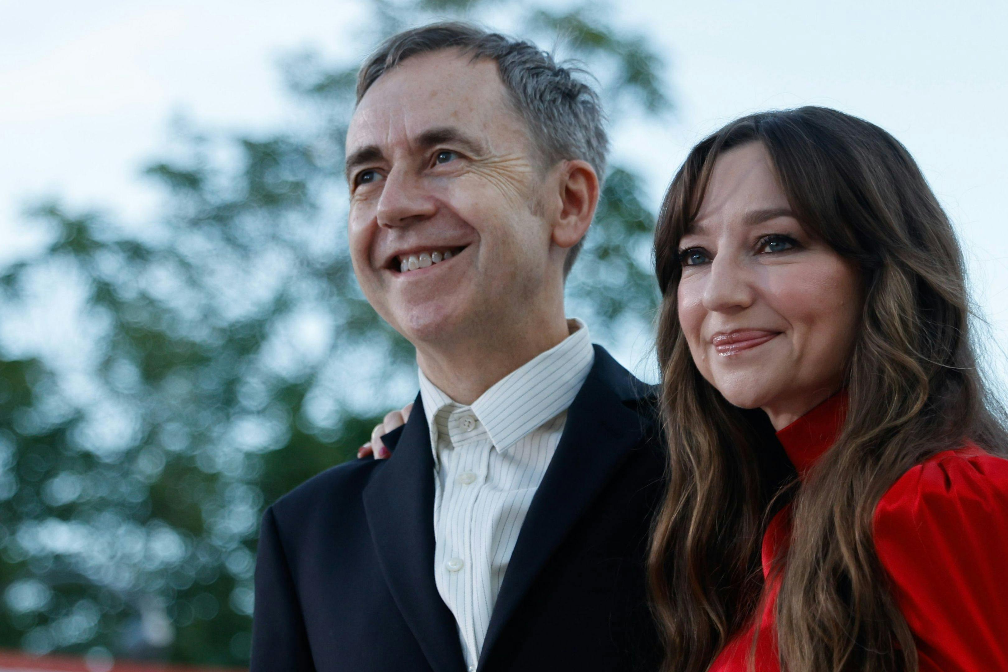 El director Dag Johan Haugerud y la actriz Andrea Bræin Hovig, en la alfombra roja de 'Love' durante la Mostra de Venecia 2024