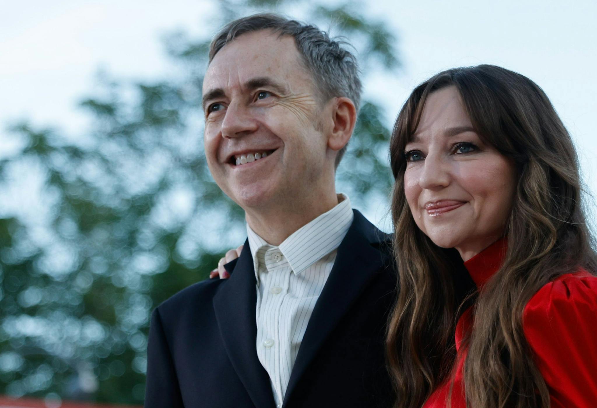 El director Dag Johan Haugerud y la actriz Andrea Bræin Hovig, en la alfombra roja de 'Love' durante la Mostra de Venecia 2024