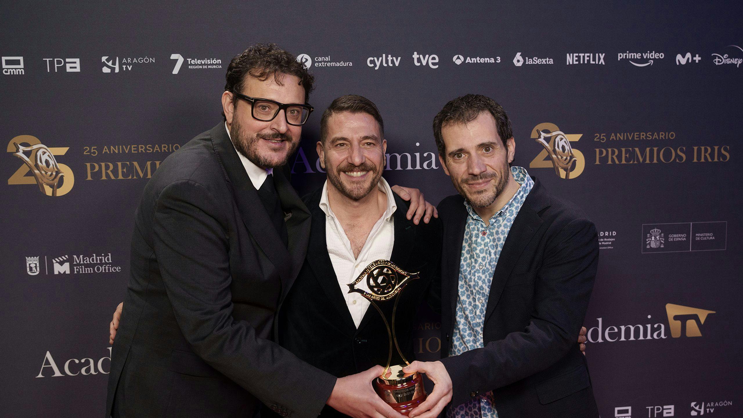 Fotografía del director y creador de 'La Unidad' posando con uno de los Premios Iris en la gala 25