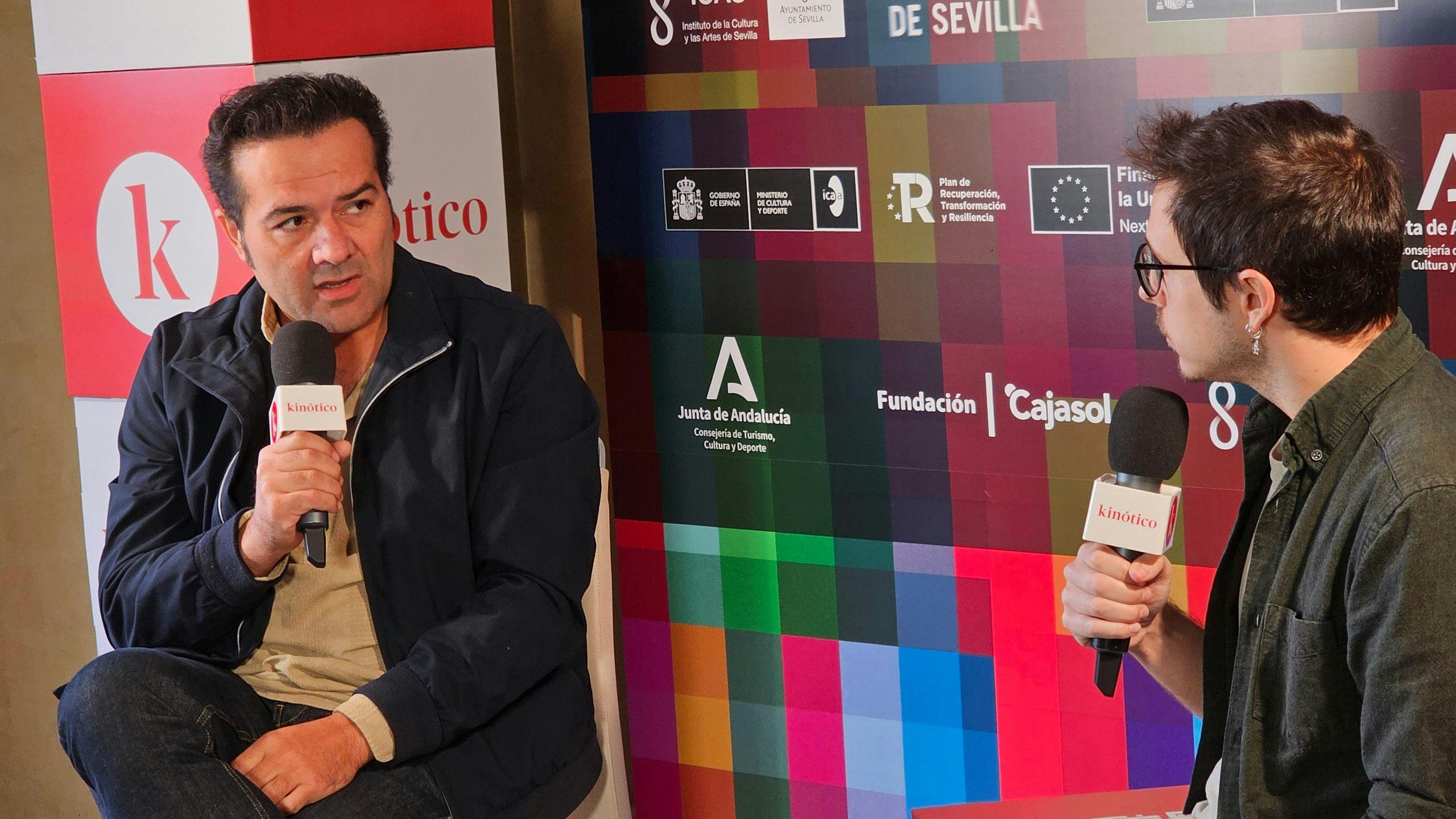 El director y productor Alfonso Sánchez es entrevistado en el set de Kinótico en el Festival de Sevilla