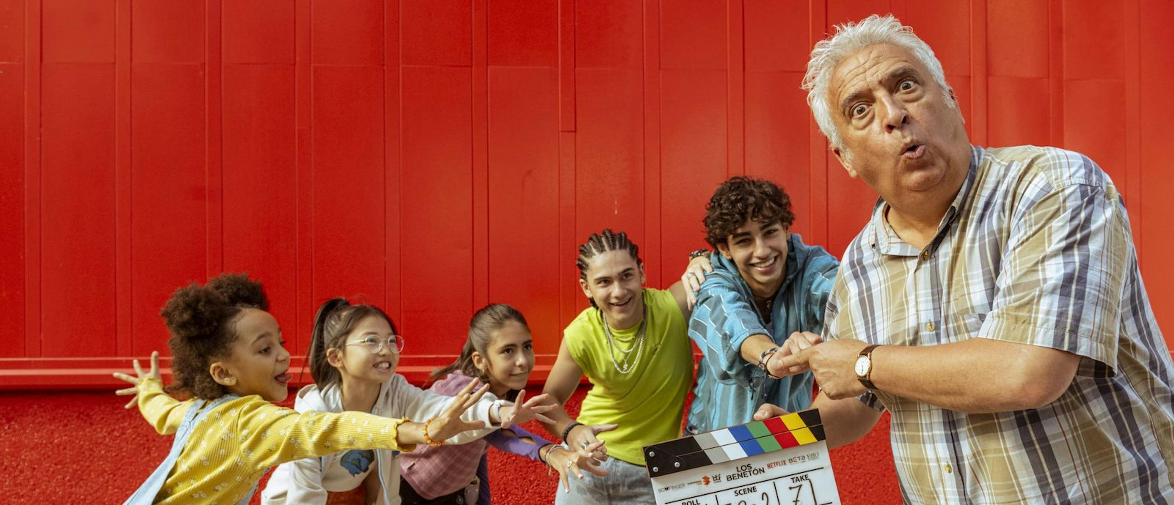 Leo Harlem y el elenco infantil de 'La familia Benetón' en una foto detrás de las cámaras del rodaje