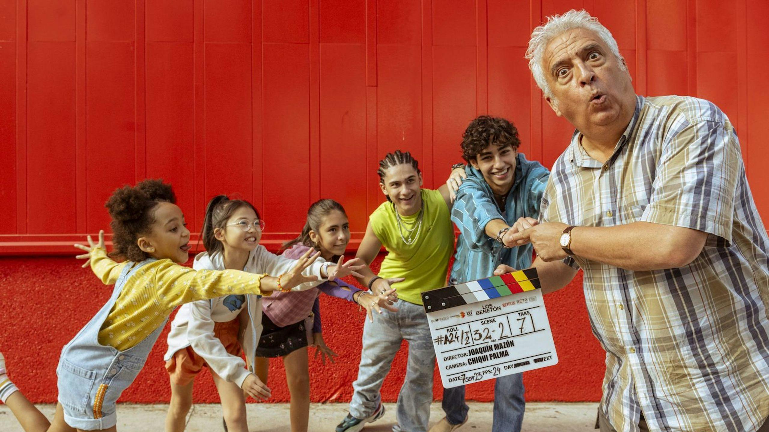 Leo Harlem y el elenco infantil de 'La familia Benetón' en una foto detrás de las cámaras del rodaje