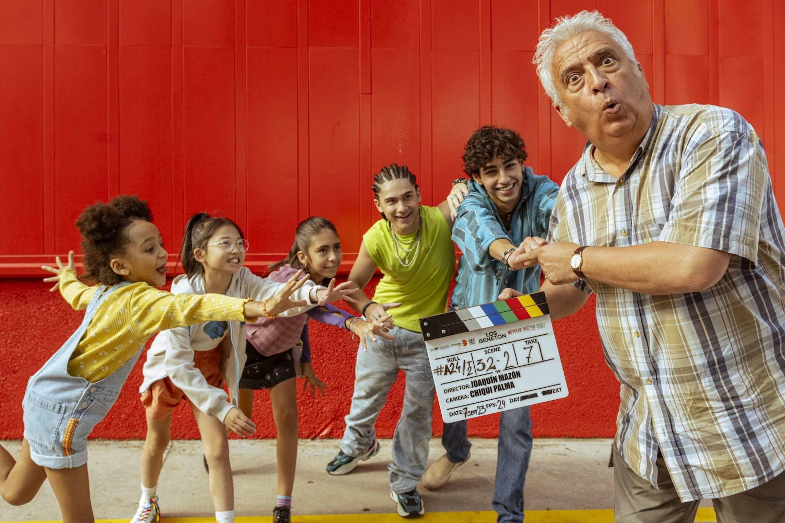 Leo Harlem y el elenco infantil de 'La familia Benetón' en una foto detrás de las cámaras del rodaje