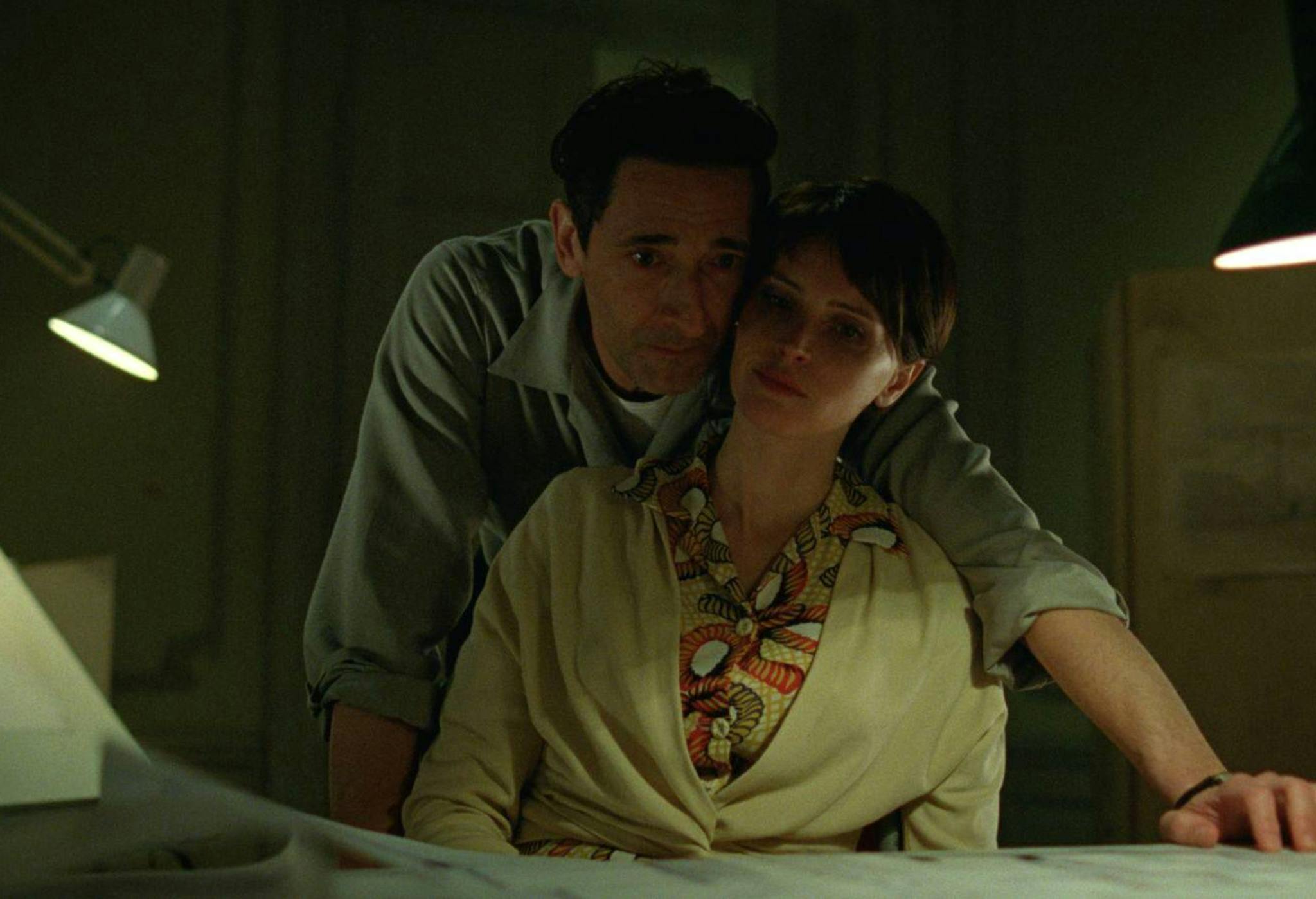 Fotograma de la película 'The brutalist'. protagonizada por Adrien Brody y Felicity Jones