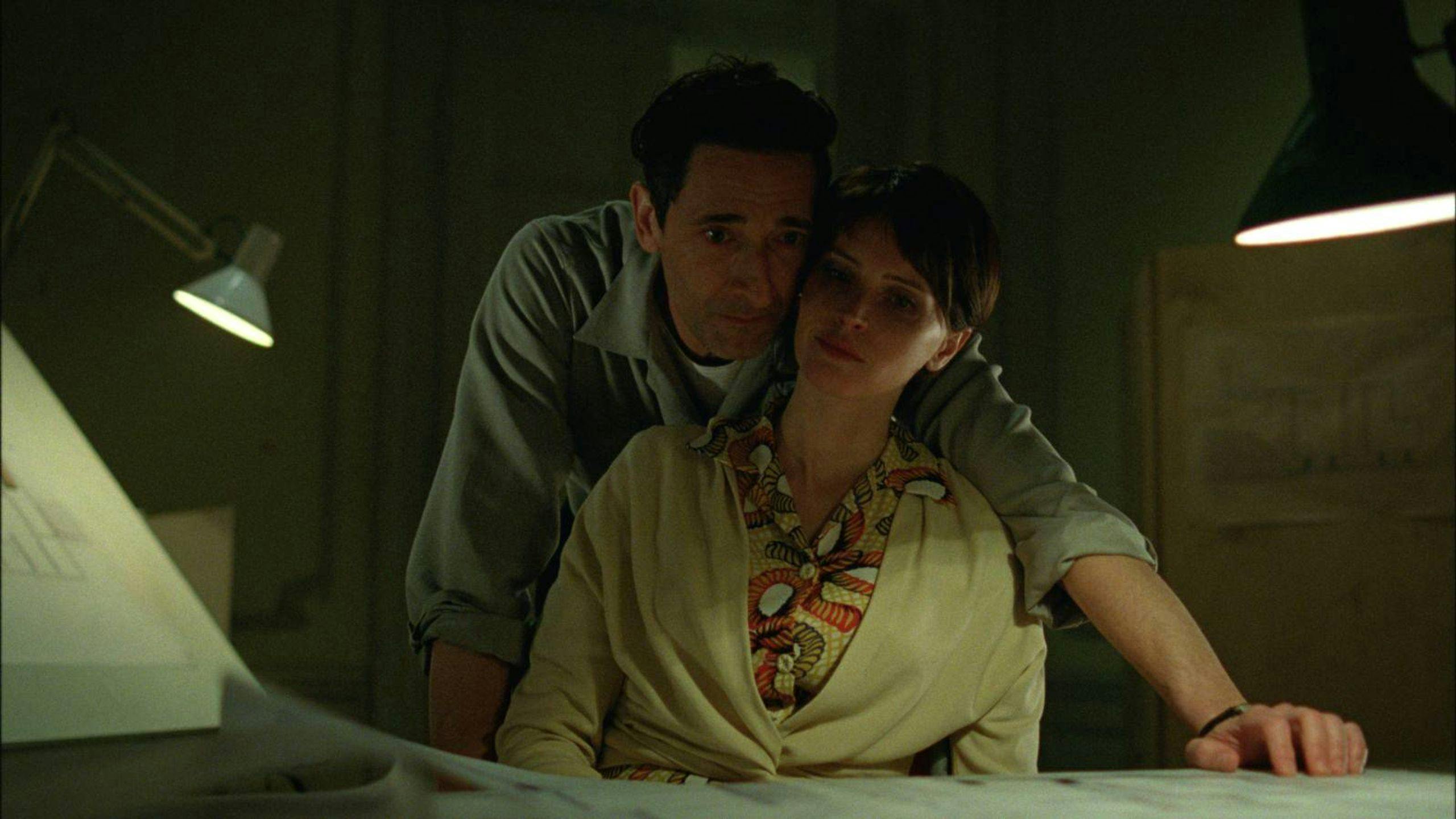 Fotograma de la película 'The Brutalist'. protagonizada por Adrien Brody y Felicity Jones