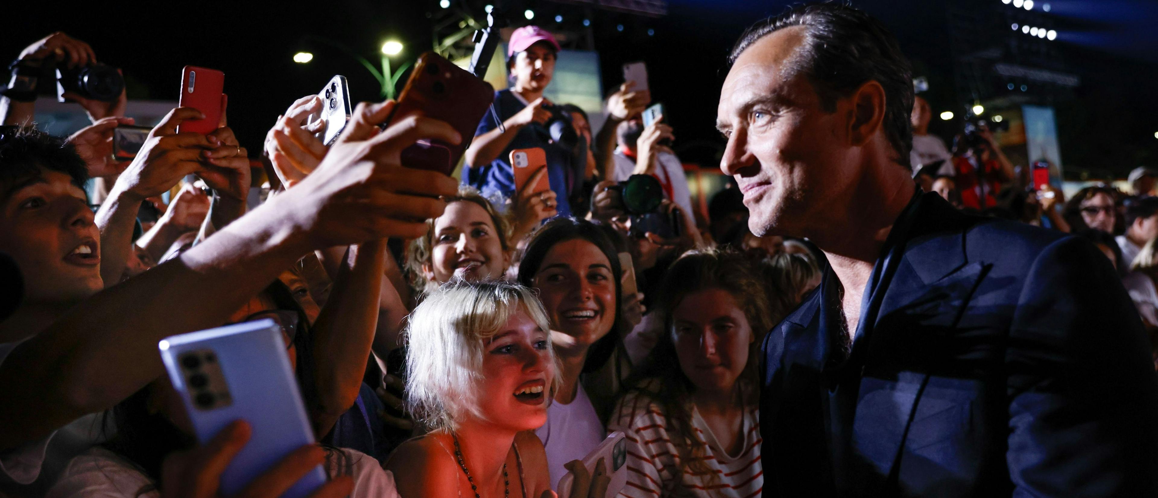 El actor Jude Law saluda a sus fans en la alfombra roja de 'The order' durante la Mostra de Venecia 2024