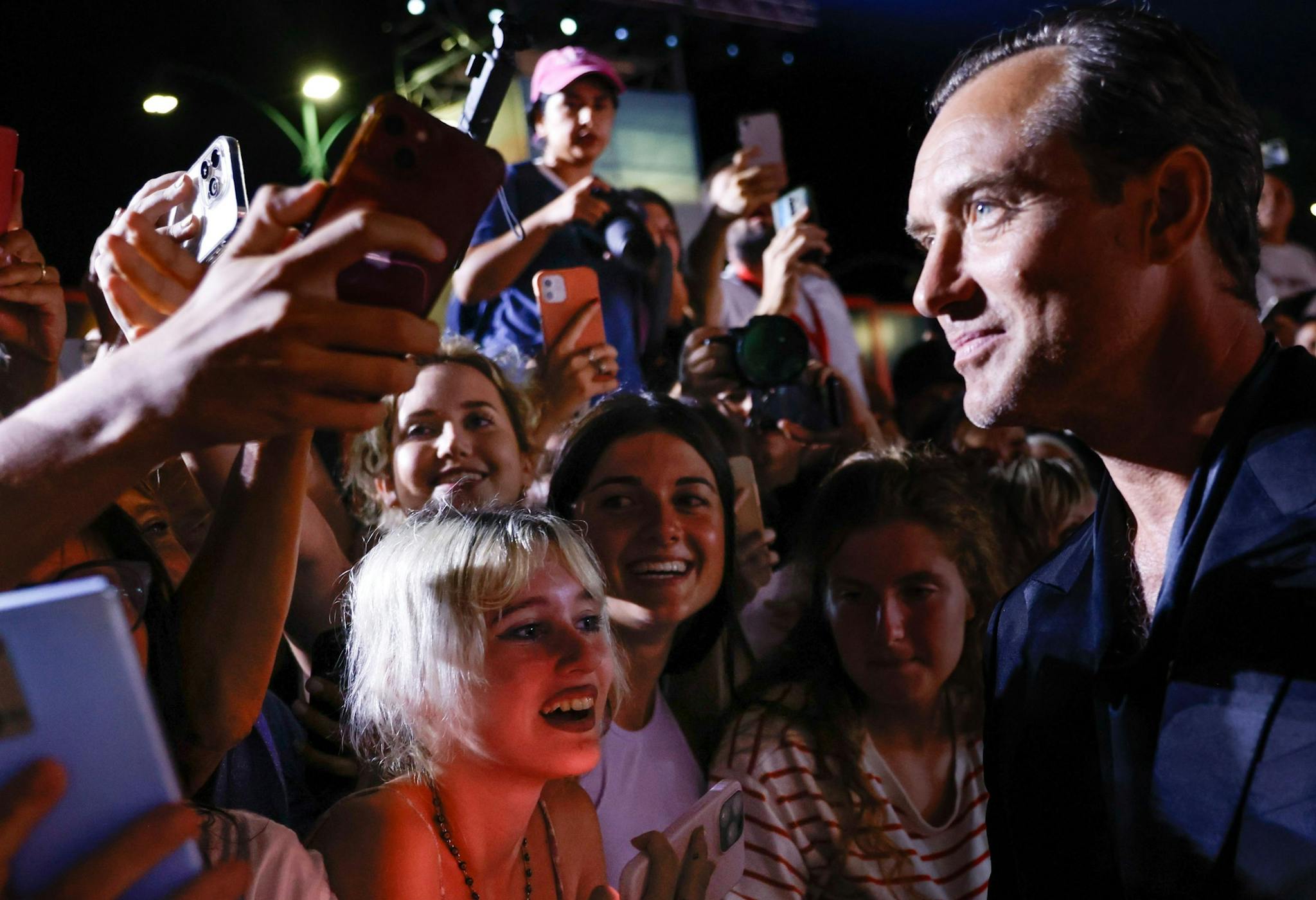 El actor Jude Law saluda a sus fans en la alfombra roja de 'The order' durante la Mostra de Venecia 2024