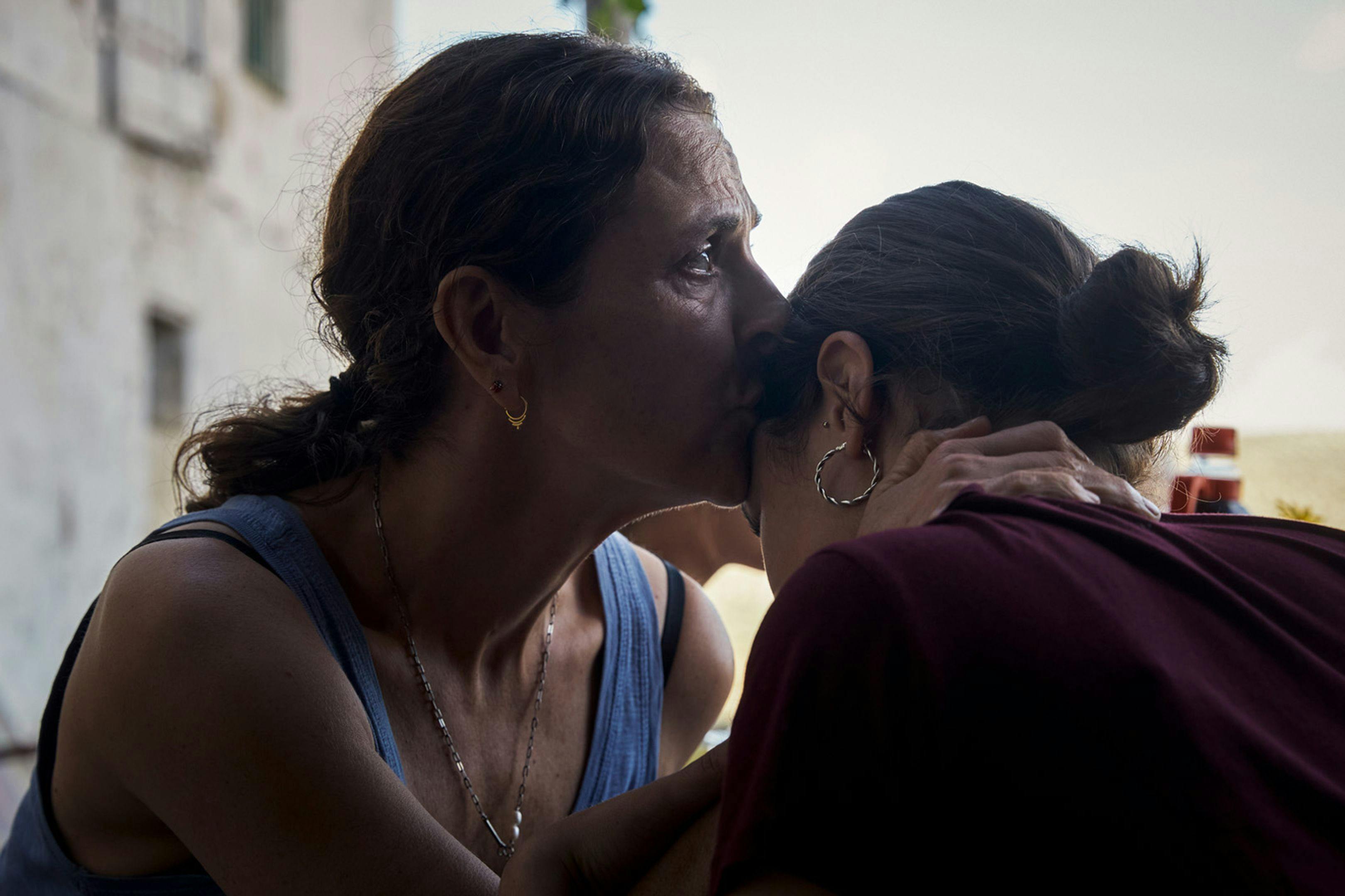 Fotograma promocional de 'Los tortuga', de Belén Funes, con Antonia Zegers besando a su hija en la ficción