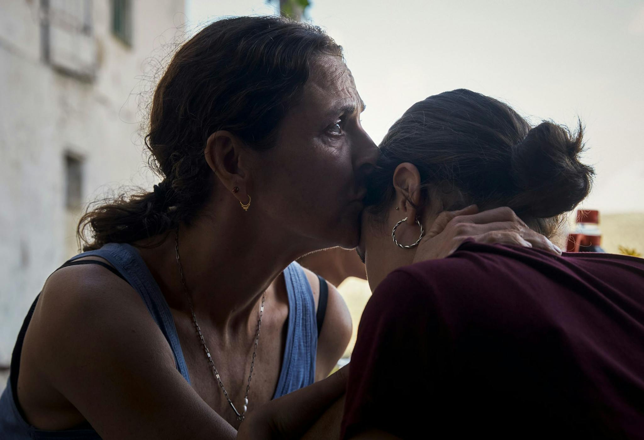 Fotograma promocional de 'Los tortuga', de Belén Funes, con Antonia Zegers besando a su hija en la ficción