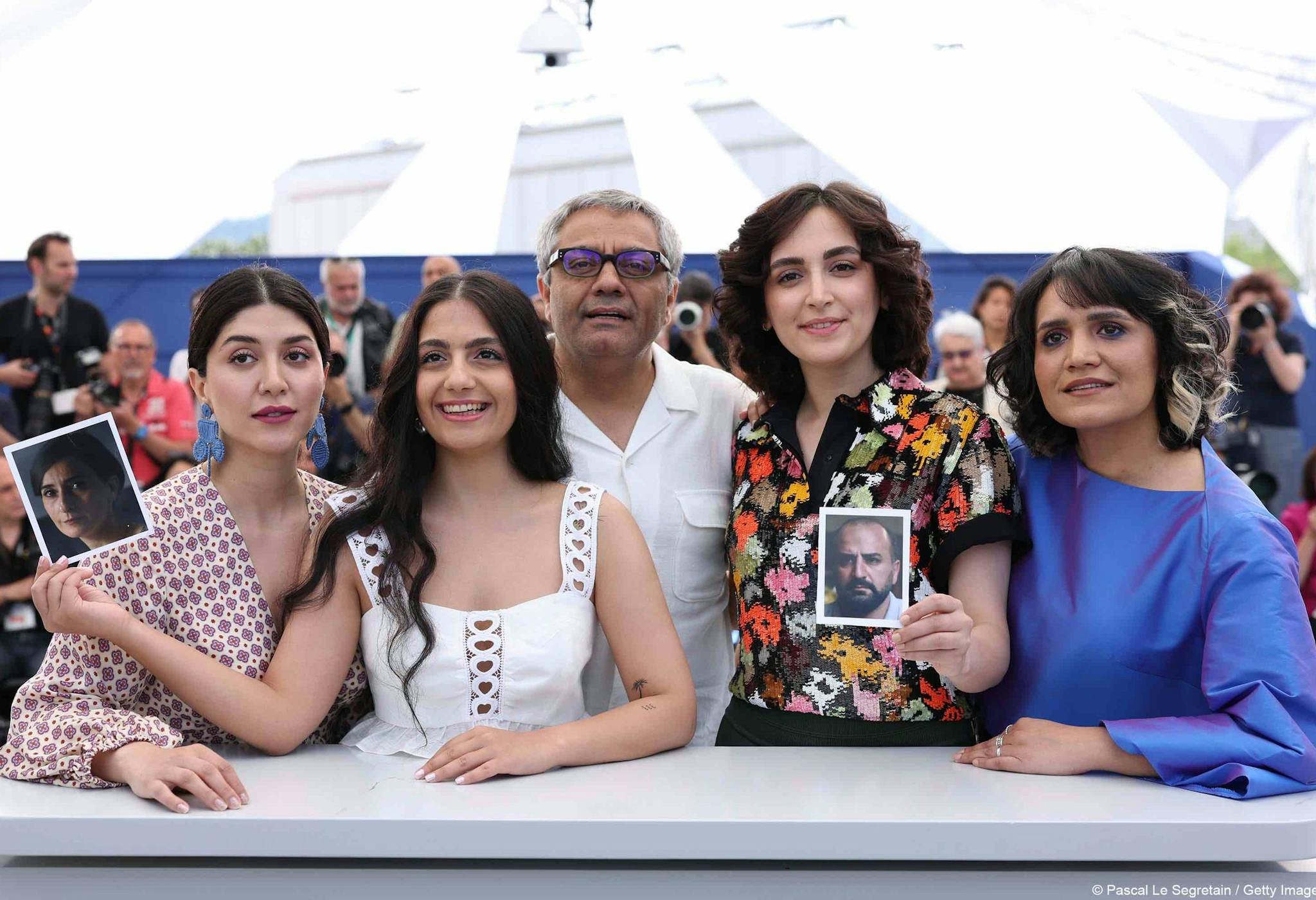 Mohammad Rasoulof, Niousha Akhshi, Setareh Maleki, Mahsa Rostami y Amineh Arani posan en el photocall de Cannes, donde presentan 'The Seed of the Sacred Feeg'
