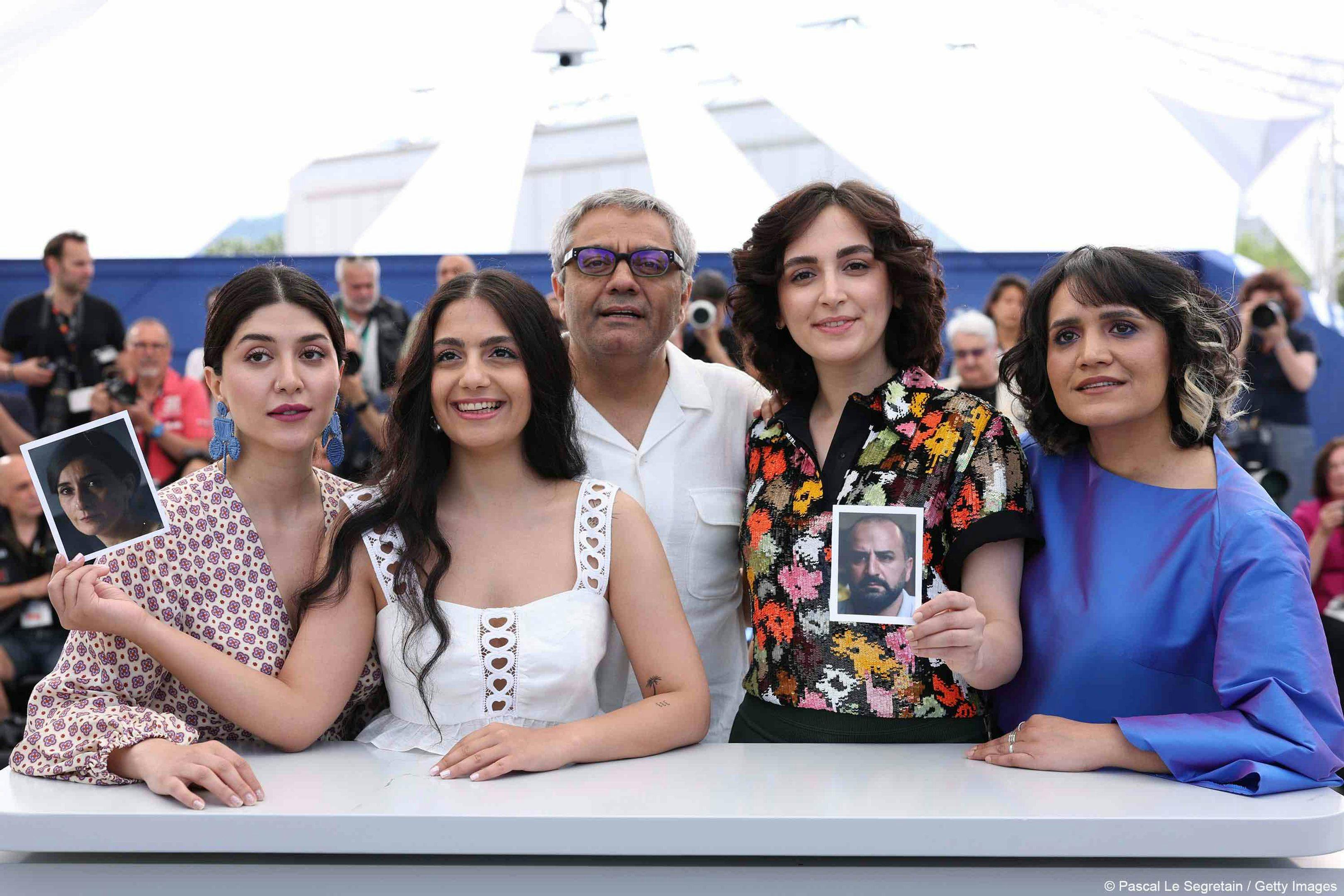 Mohammad Rasoulof, Niousha Akhshi, Setareh Maleki, Mahsa Rostami y Amineh Arani posan en el photocall de Cannes, donde presentan 'The Seed of the Sacred Fig'