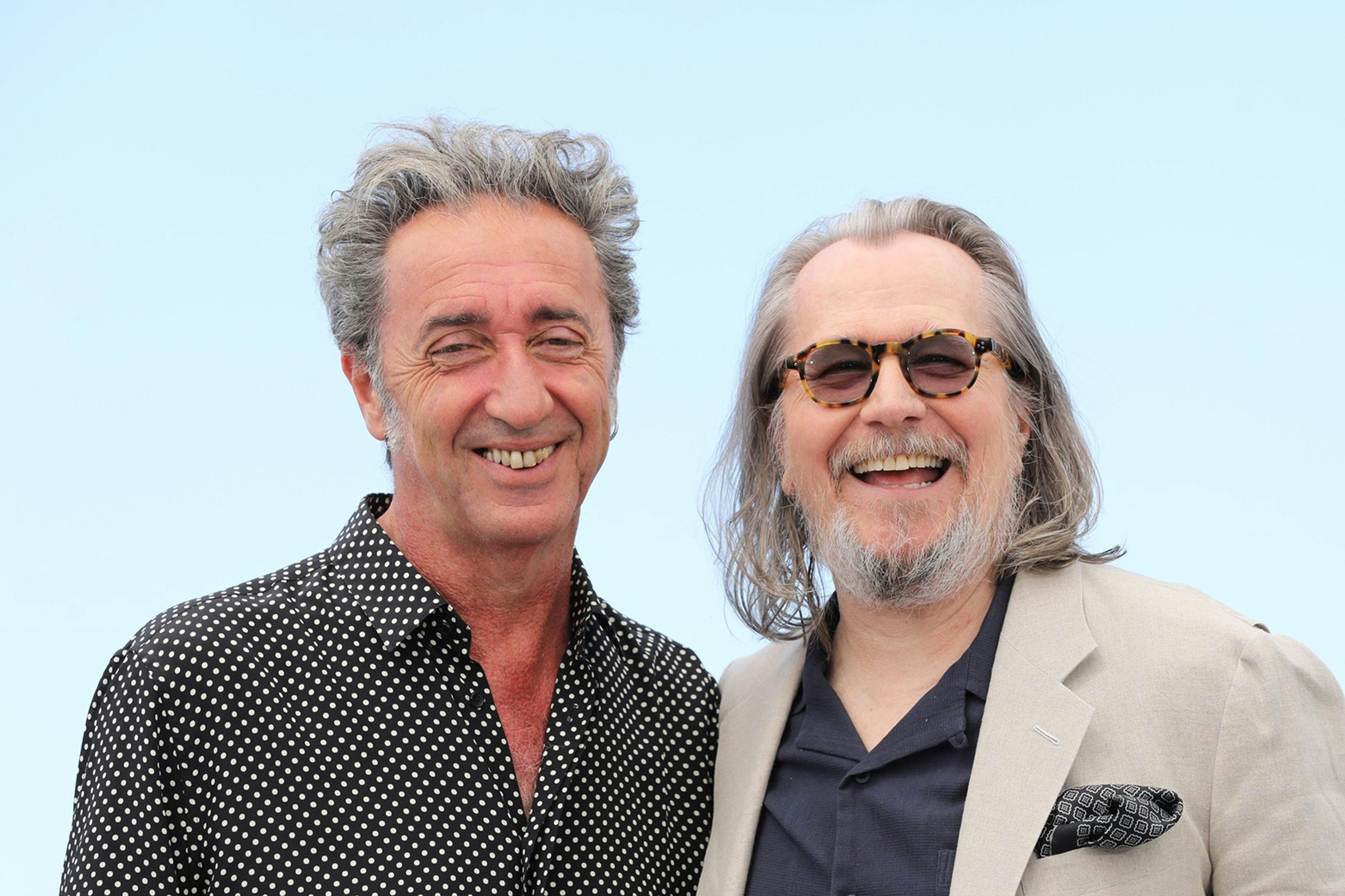 Paolo Sorrentino y Gary Oldman en el photocall de 'Parthenope' en Cannes 2024