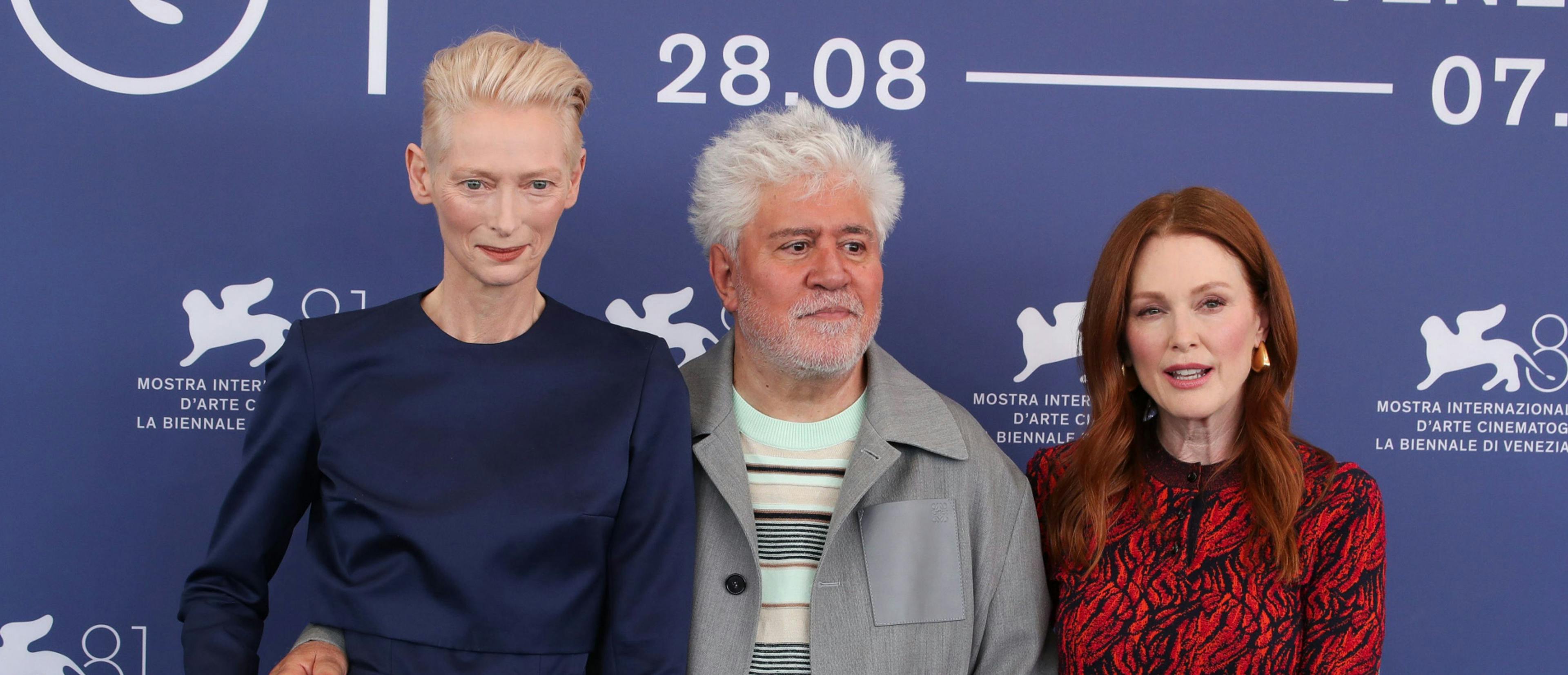 Tilda Swinton, Pedro Almodóvar y Julianne Moore en la presentación de 'La habitación de al lado' 