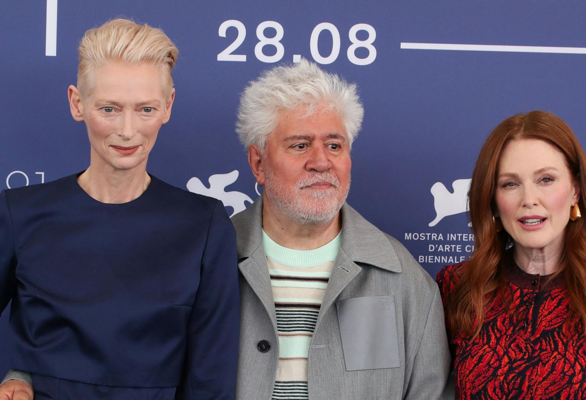 Tilda Swinton, Pedro Almodóvar y Julianne Moore en la presentación de 'La habitación de al lado' 