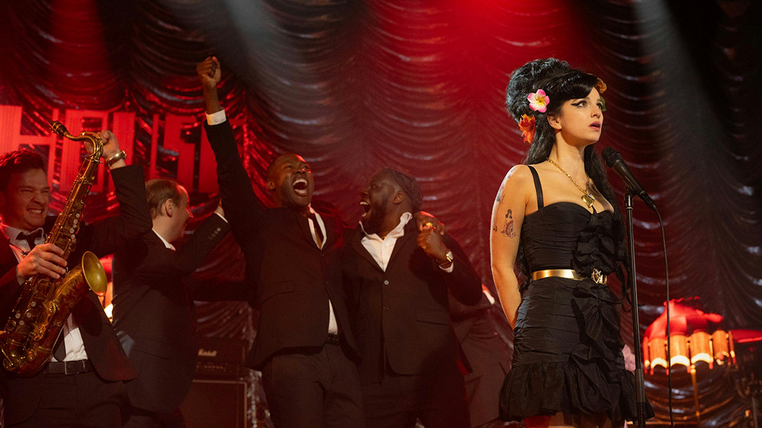Marisa Abela caracterizada como Amy Winehouse en un fotograma promocional de 'Back to black'