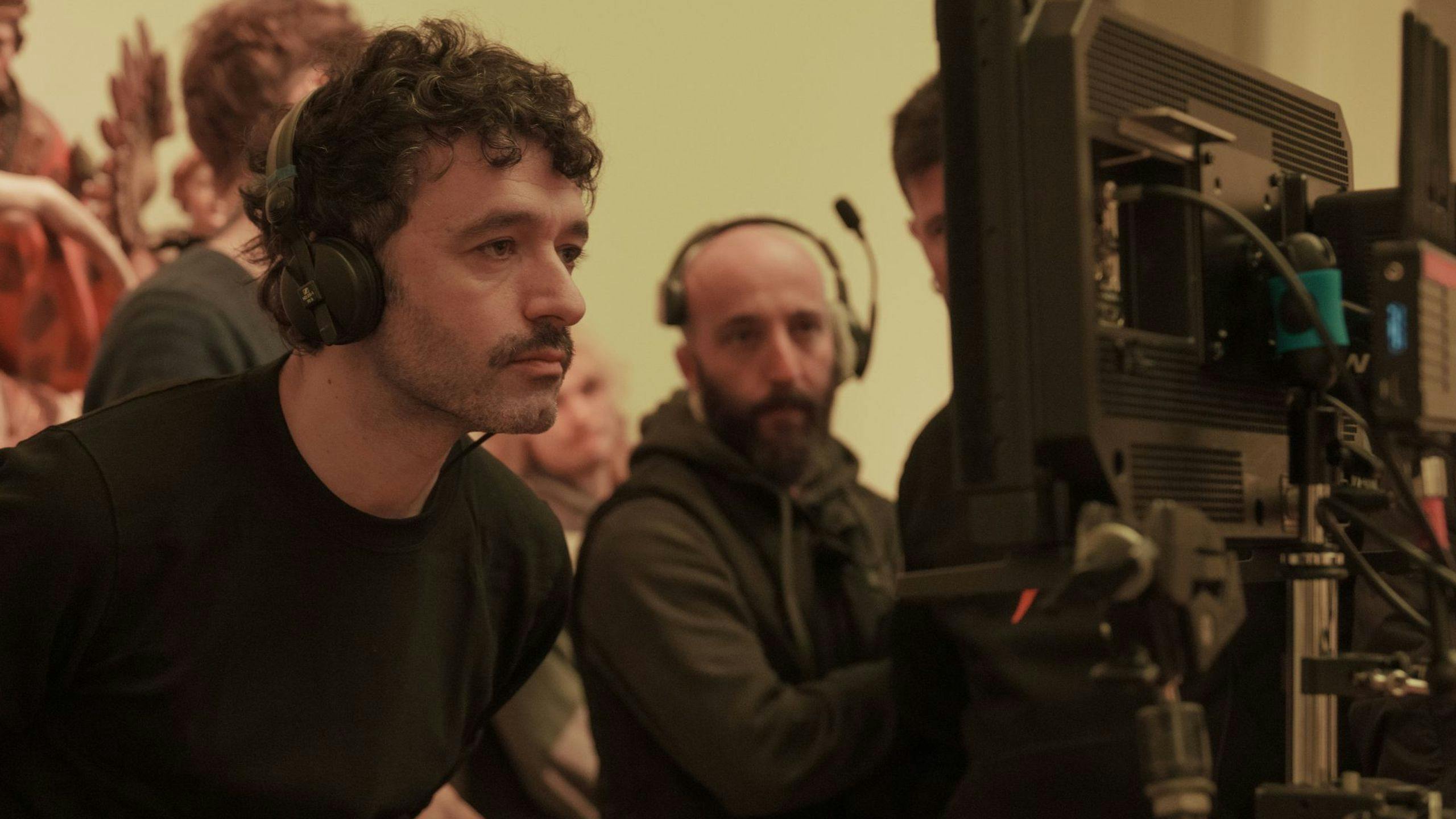 El director Rodrigo Sorogoyen, en el set de rodaje de la serie 'Los años nuevos'