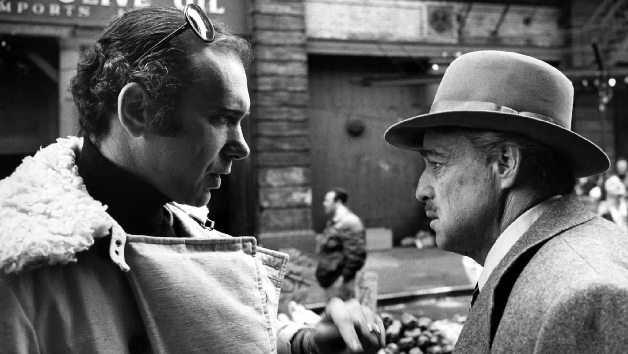 El productor Al Ruddy conversa con Marlon Brando en el set de rodaje de 'El padrino'