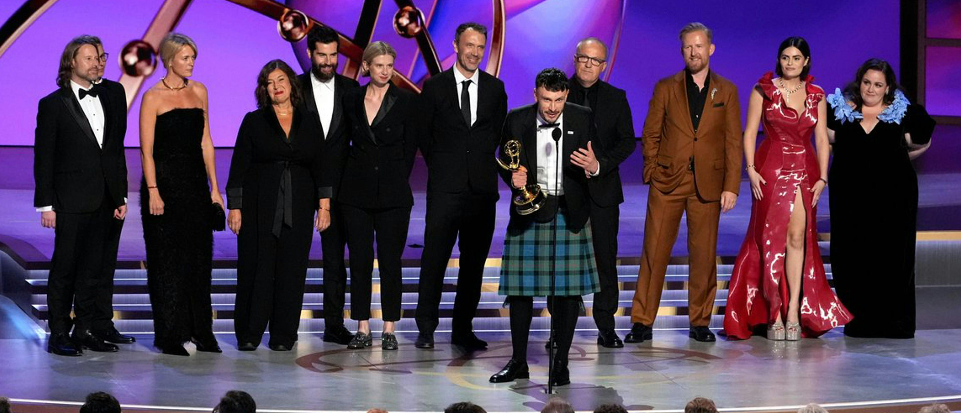 El equipo de la serie 'Mi reno de peluche' (Netflix) recoge el Emmy a Mejor Serie de comedia en su edición 77