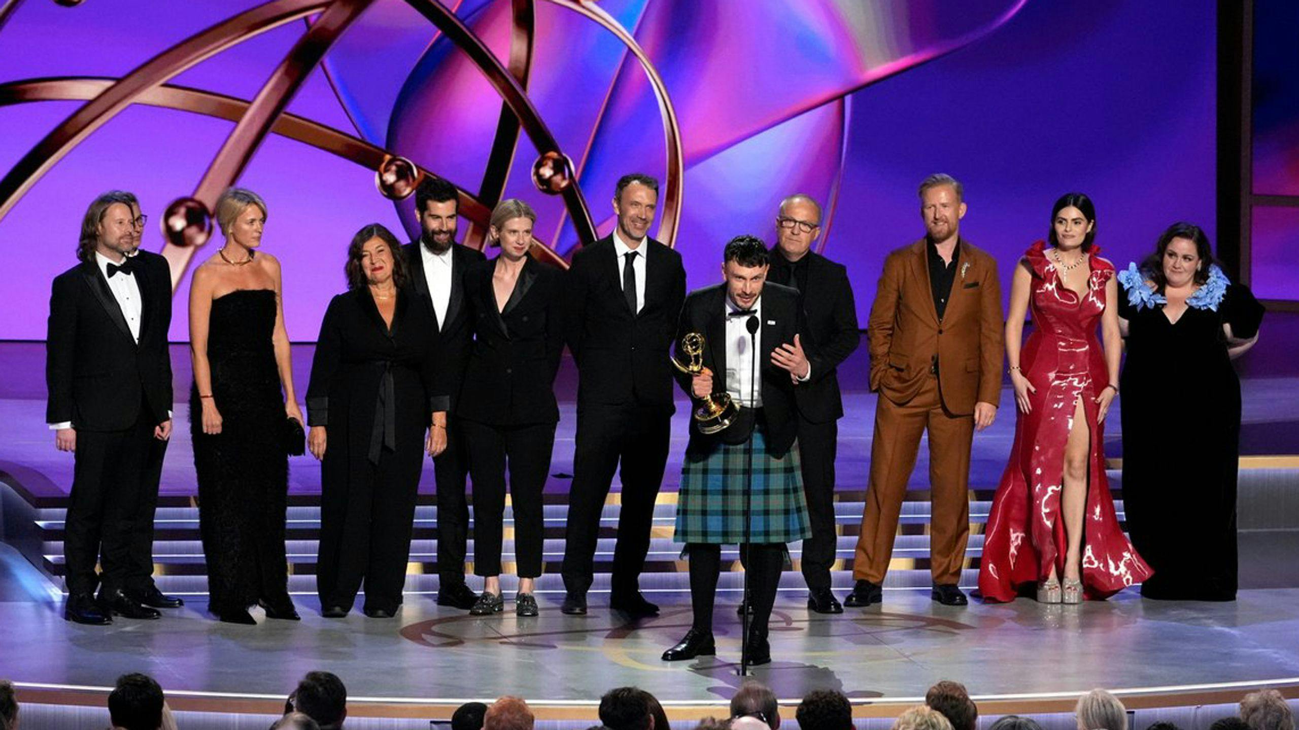 El equipo de la serie 'Mi reno de peluche' (Netflix) recoge el Emmy a Mejor Serie de comedia en su edición 77