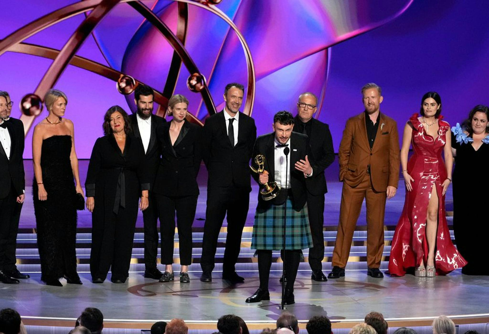 El equipo de la serie 'Mi reno de peluche' (Netflix) recoge el Emmy a Mejor Serie de comedia en su edición 77