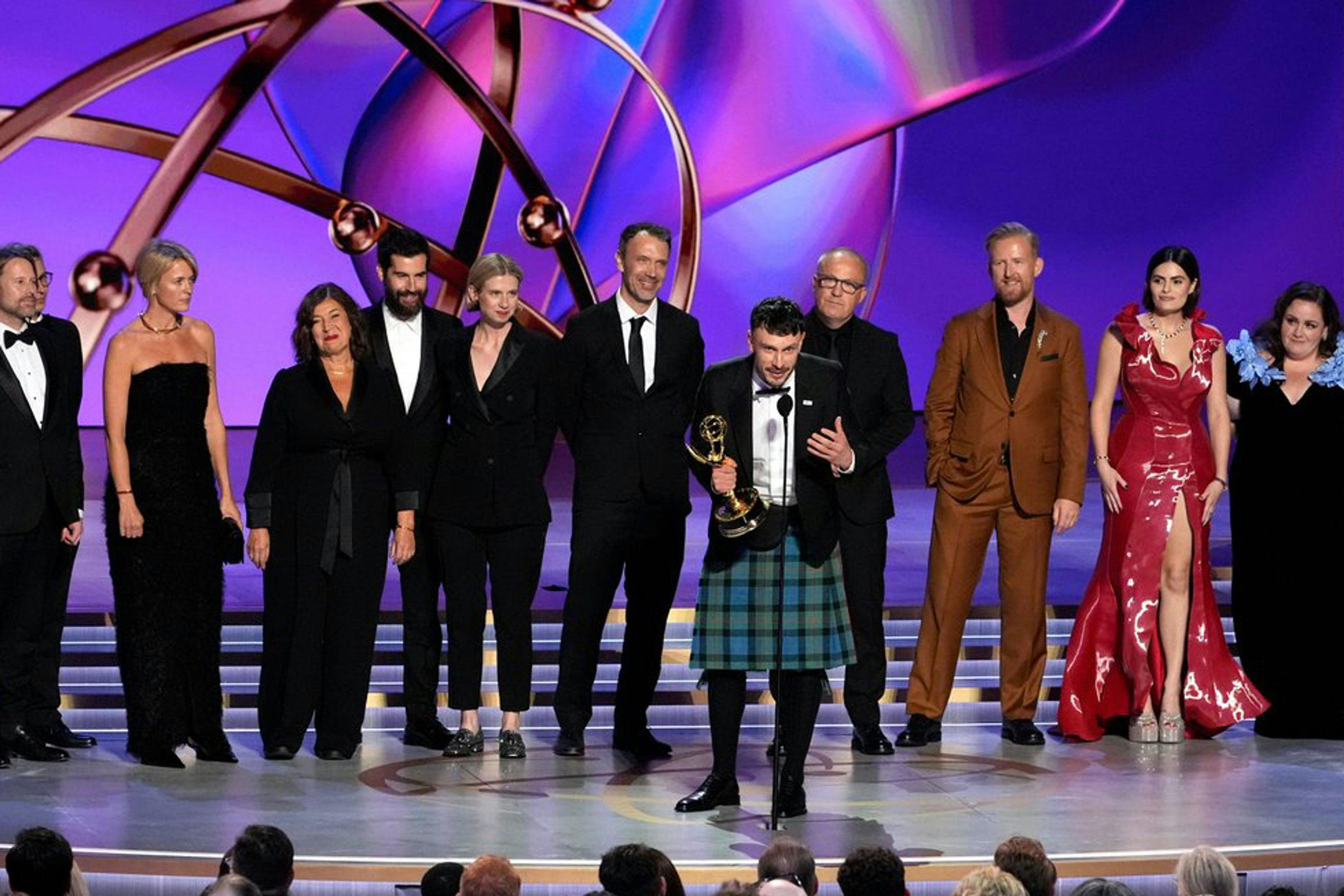 El equipo de la serie 'Mi reno de peluche' (Netflix) recoge el Emmy a Mejor Serie de comedia en su edición 77