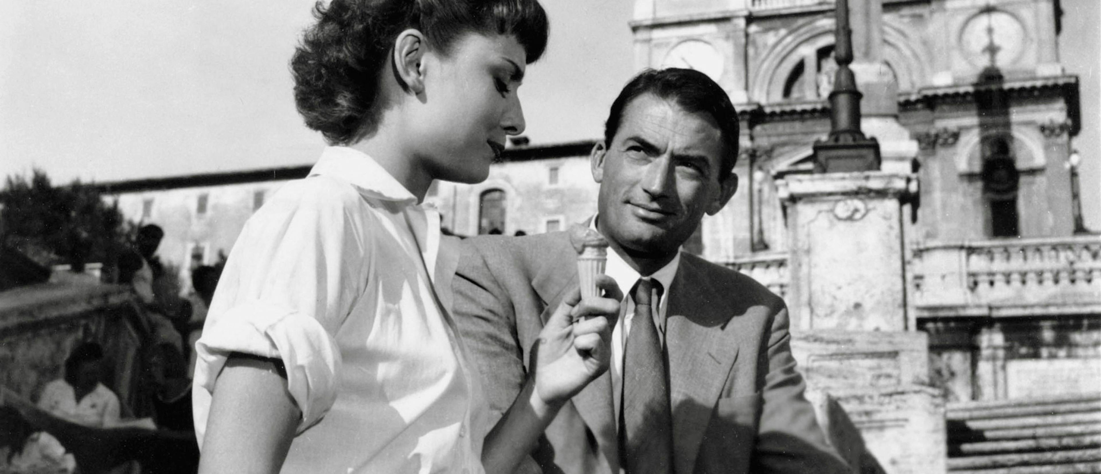 Audrey Hepburn y Gregory Peck, en un fotograma icónico de 'Vacaciones en Roma', en plena Piazza di Spagna